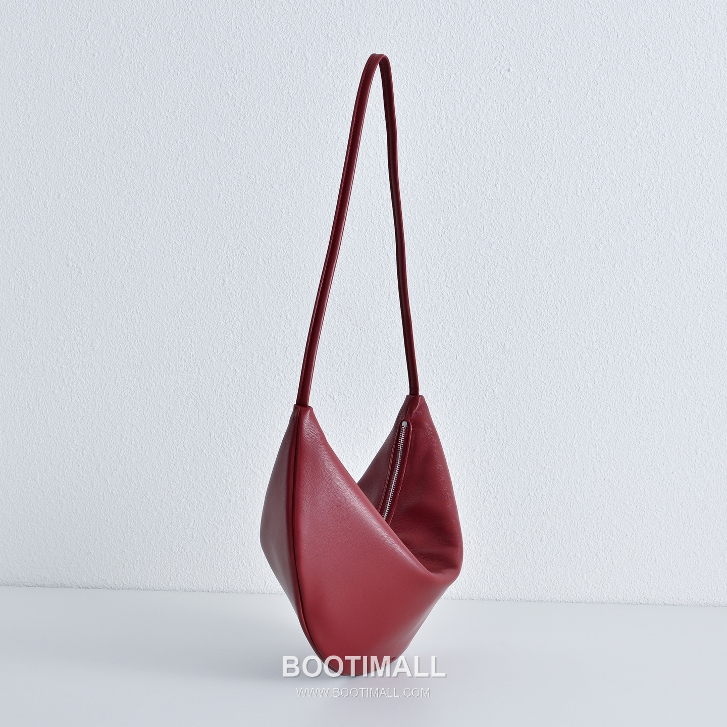 The Row Small Izzy Lambskin Shoulder Bag with Adjustable Strap Detail 더로우 스몰 이지 램스킨 조절 스트랩 숄더백 34cm 3