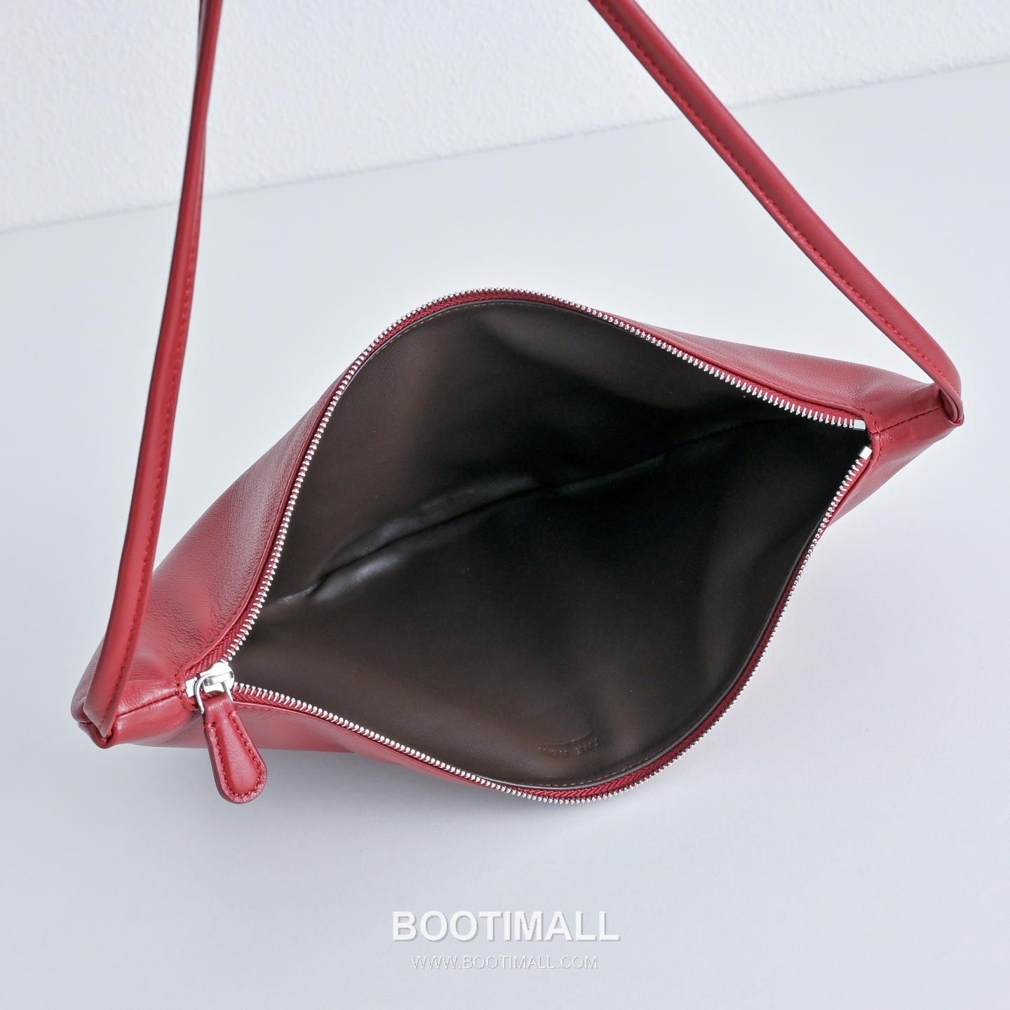 The Row Small Izzy Lambskin Shoulder Bag with Adjustable Strap Detail 더로우 스몰 이지 램스킨 조절 스트랩 숄더백 34cm 8