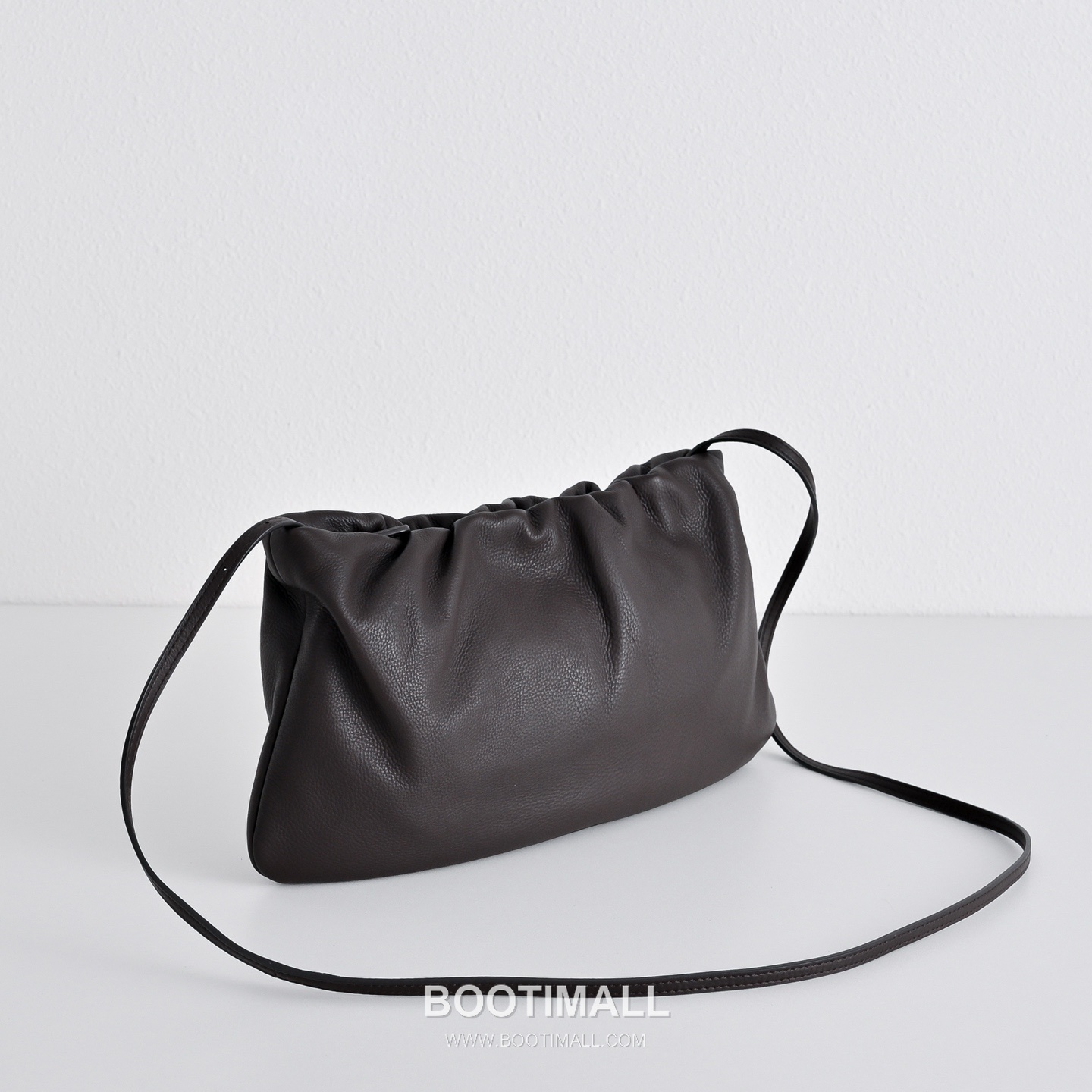The Row Bourse Calfskin Shoulder Bag with Zip Closure Detail 더로우 부르스 카프스킨 지퍼 클로저 숄더백 34cm 3