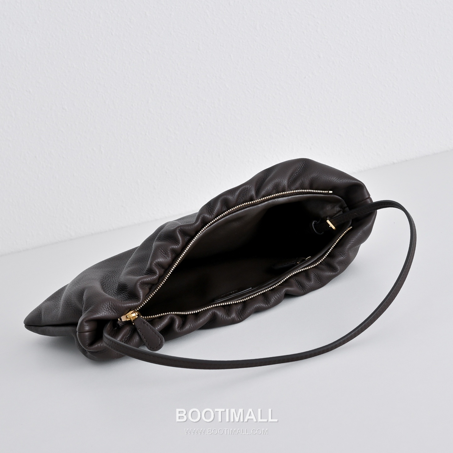 The Row Bourse Calfskin Shoulder Bag with Zip Closure Detail 더로우 부르스 카프스킨 지퍼 클로저 숄더백 34cm 8