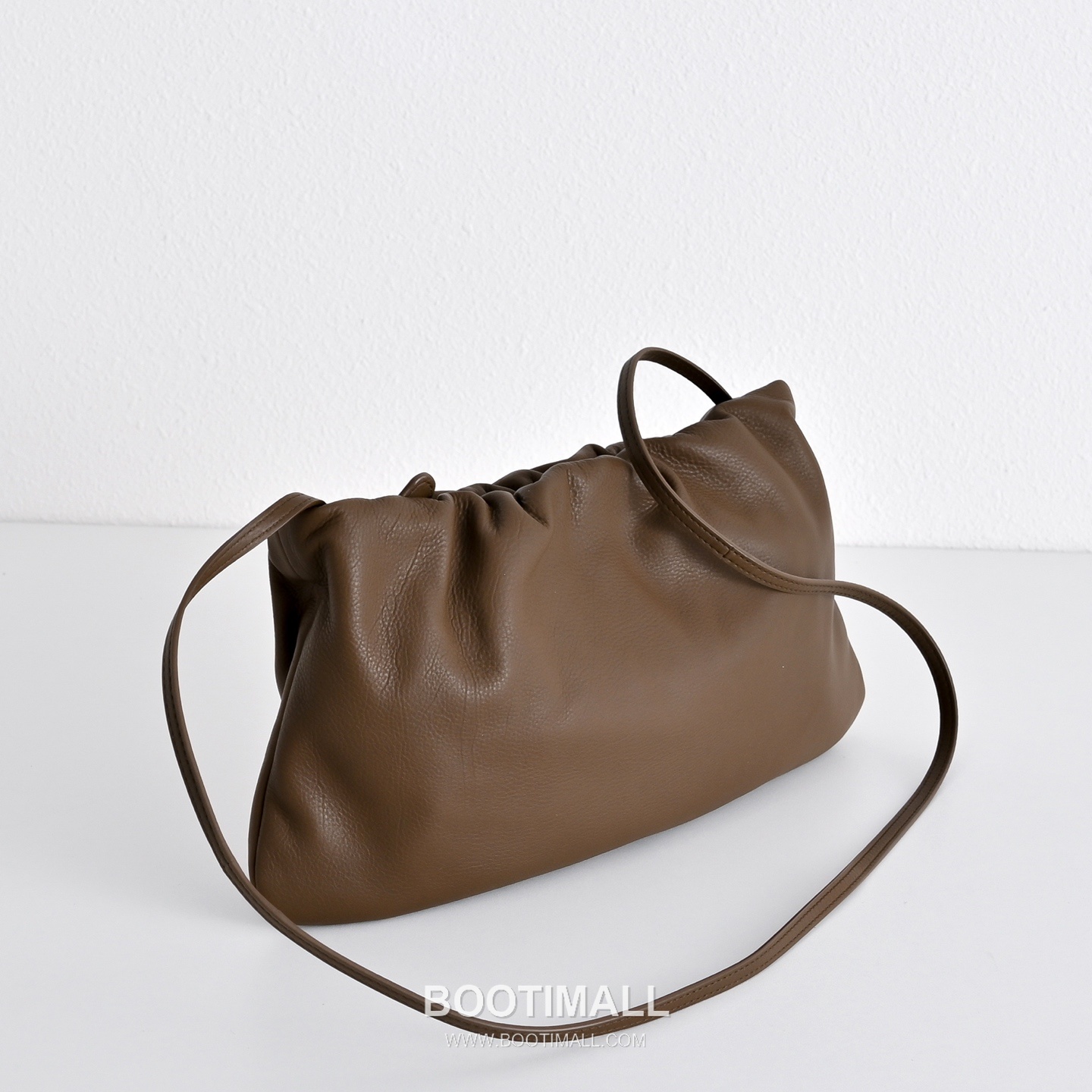 The Row Bourse Calfskin Shoulder Bag with Zip Closure Detail 더로우 부르스 카프스킨 지퍼 클로저 숄더백 34cm 3