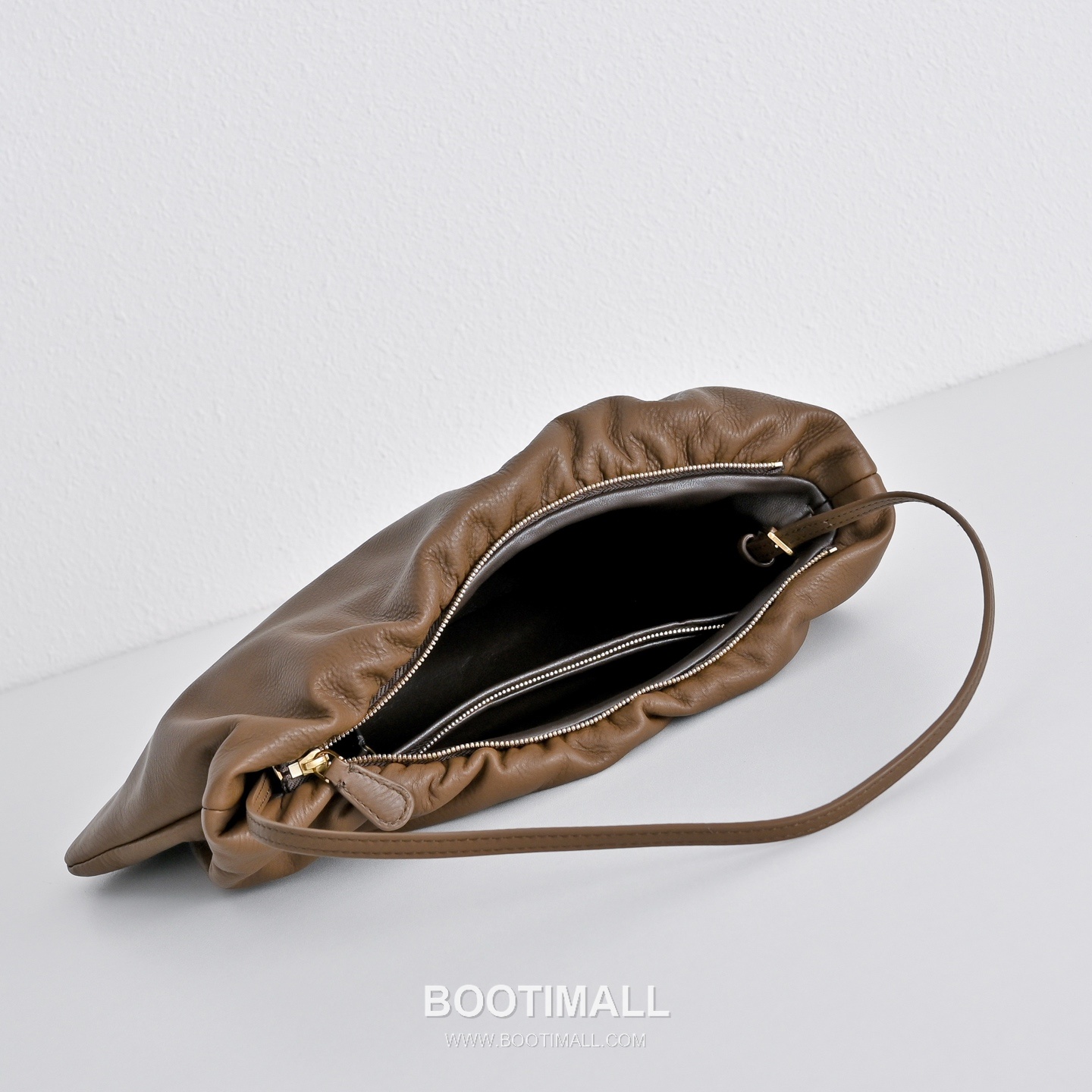 The Row Bourse Calfskin Shoulder Bag with Zip Closure Detail 더로우 부르스 카프스킨 지퍼 클로저 숄더백 34cm 4