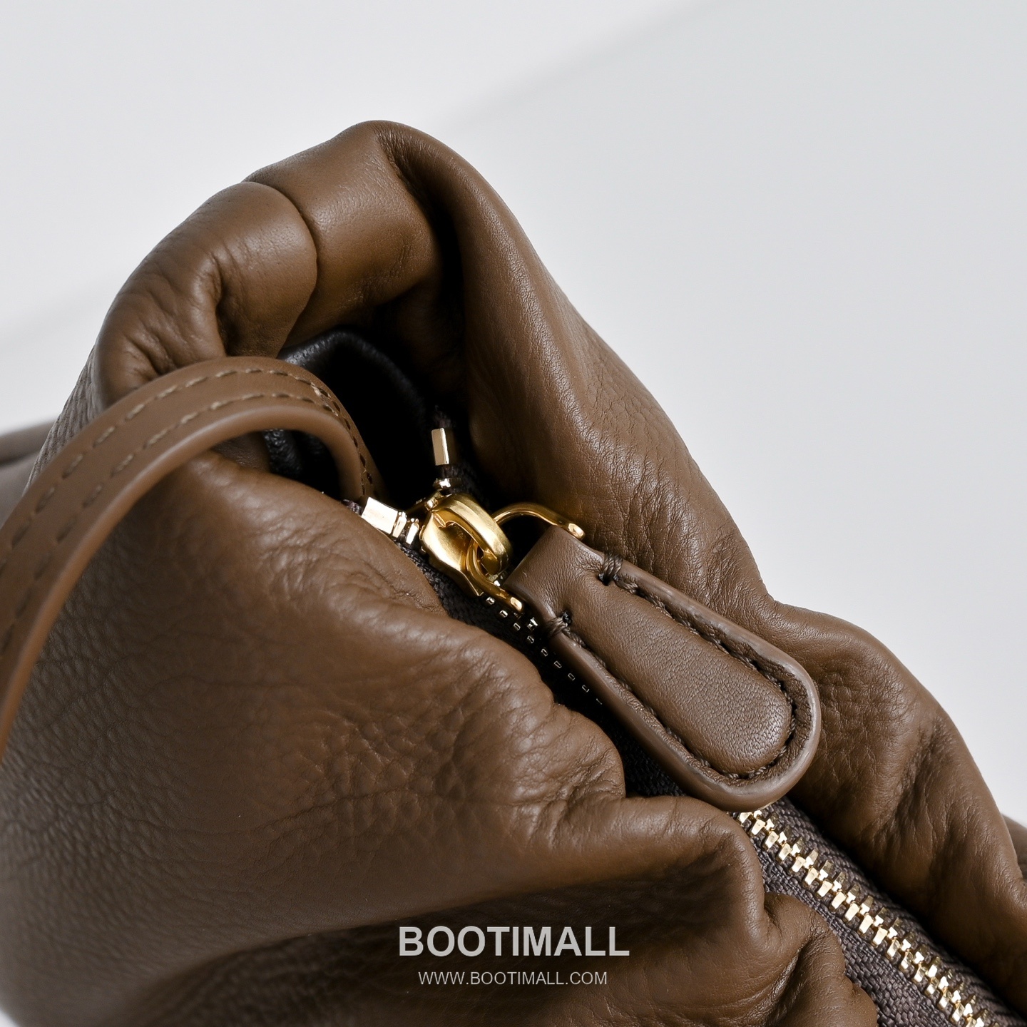The Row Bourse Calfskin Shoulder Bag with Zip Closure Detail 더로우 부르스 카프스킨 지퍼 클로저 숄더백 34cm 5