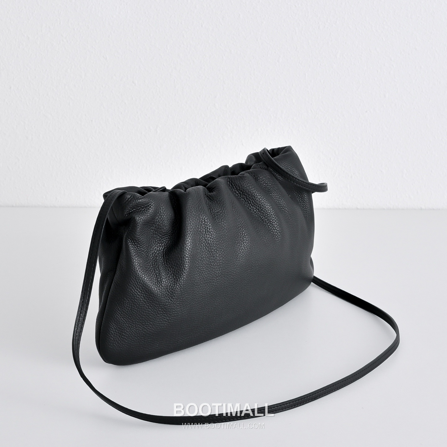 The Row Bourse Calfskin Shoulder Bag with Zip Closure Detail 더로우 부르스 카프스킨 지퍼 클로저 숄더백 34cm 3