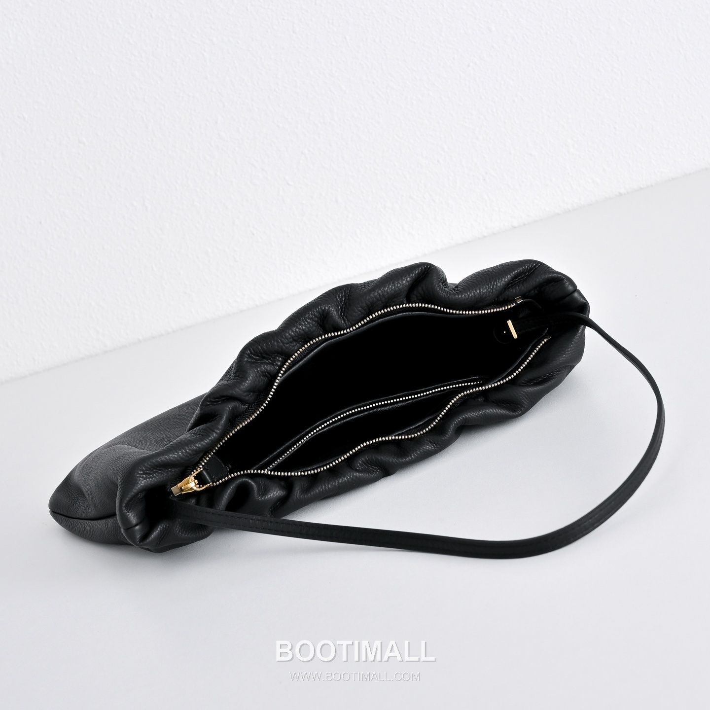 The Row Bourse Calfskin Shoulder Bag with Zip Closure Detail 더로우 부르스 카프스킨 지퍼 클로저 숄더백 34cm 4