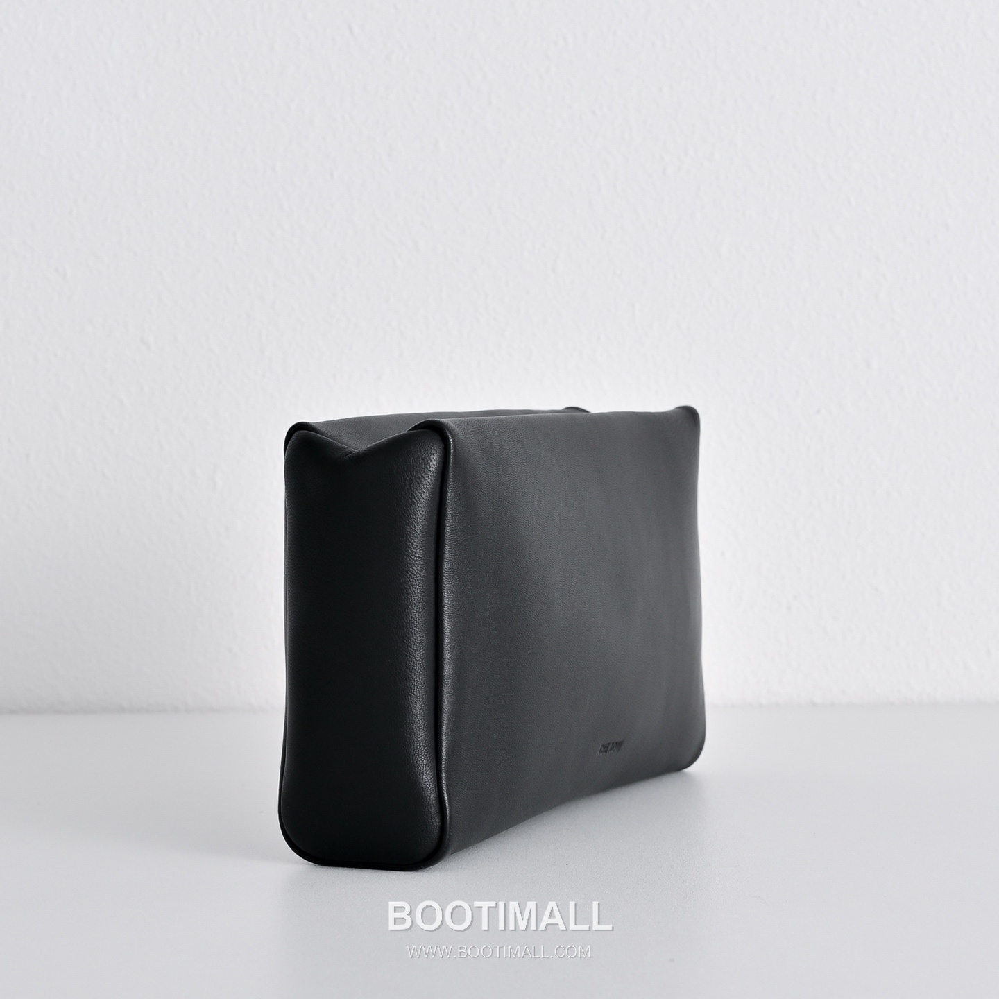The Row Lambskin Clutch Pouch with Zip Closure Detail 더로우 램스킨 지퍼 클로저 클러치 파우치 25cm 2
