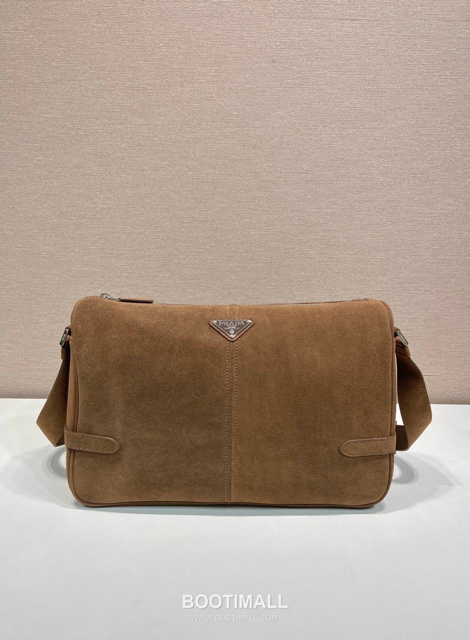 Prada Suede Leather Messenger Bag with Triangle Logo Detail 프라다 스웨이드 레더 트라이앵글 로고 메신저백 92698800 35cm 3