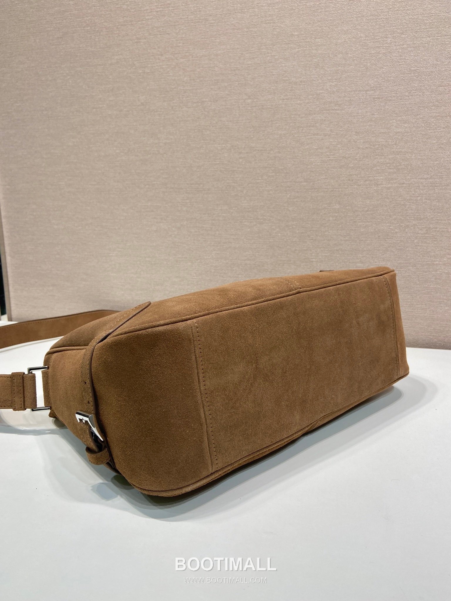 Prada Suede Leather Messenger Bag with Triangle Logo Detail 프라다 스웨이드 레더 트라이앵글 로고 메신저백 92698800 35cm 6