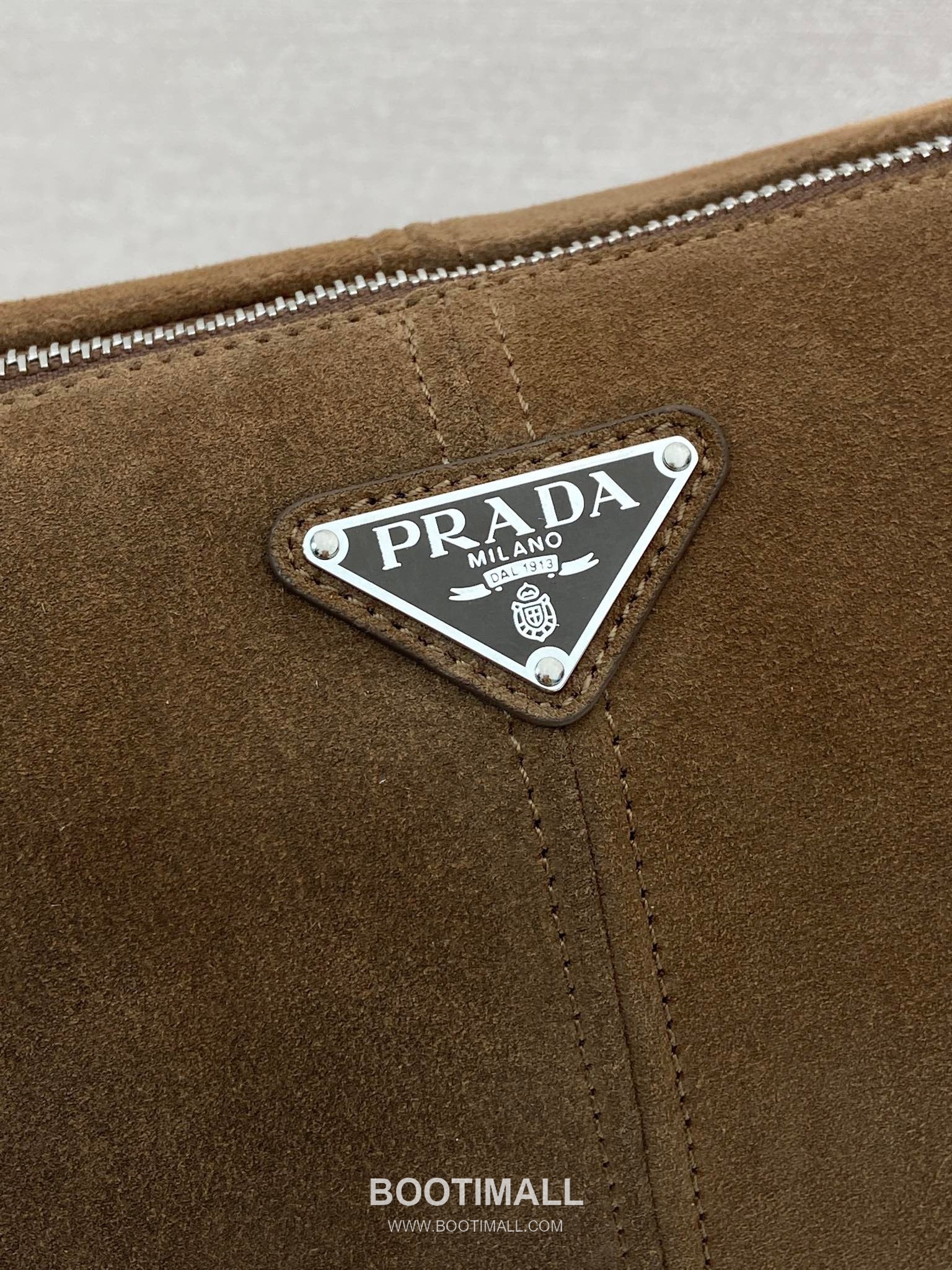 Prada Suede Leather Messenger Bag with Triangle Logo Detail 프라다 스웨이드 레더 트라이앵글 로고 메신저백 92698800 35cm 7