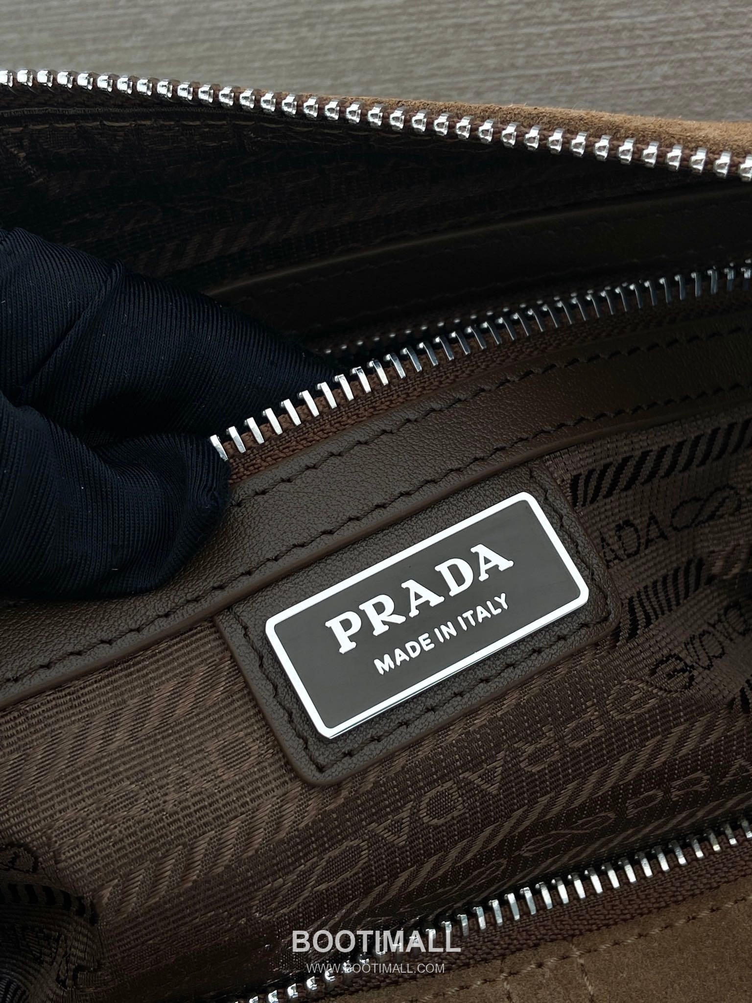 Prada Suede Leather Messenger Bag with Triangle Logo Detail 프라다 스웨이드 레더 트라이앵글 로고 메신저백 92698800 35cm 9