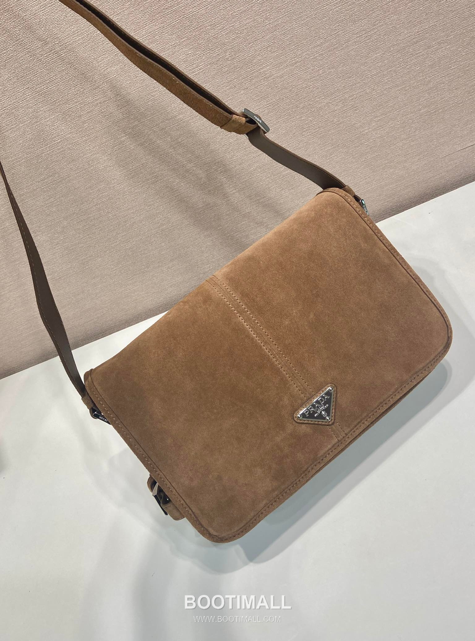 Prada Suede Leather Messenger Bag with Triangle Logo Flap Detail 프라다 스웨이드 레더 트라이앵글 로고 플랩 메신저백 92698800 30cm 3