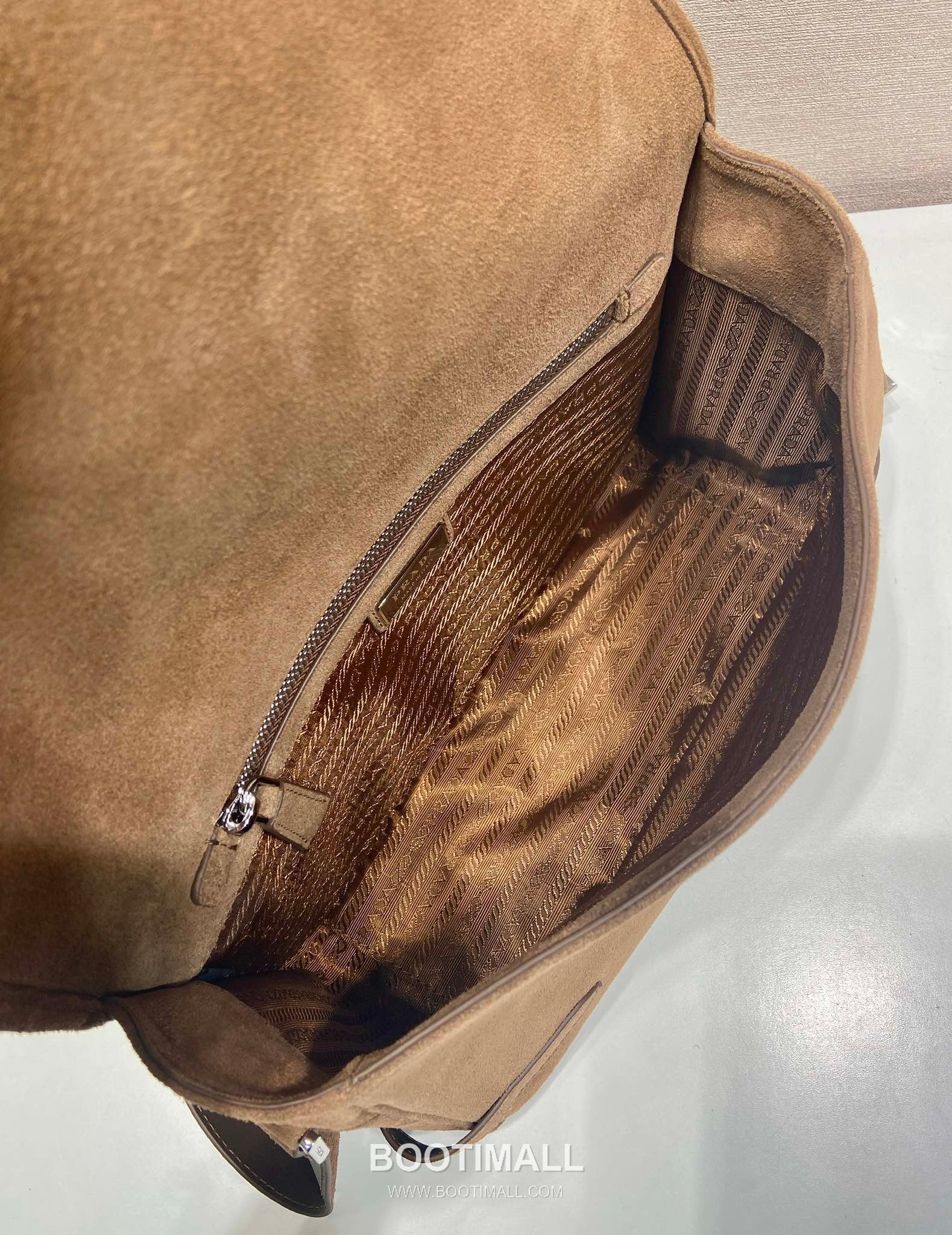 Prada Suede Leather Messenger Bag with Triangle Logo Flap Detail 프라다 스웨이드 레더 트라이앵글 로고 플랩 메신저백 92698800 30cm 8