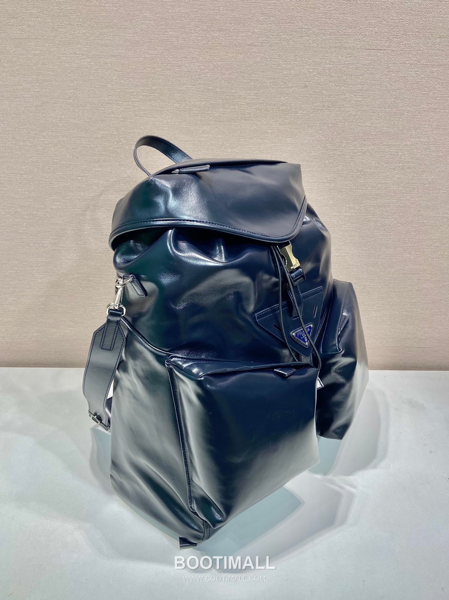 Prada Oiled Calfskin Backpack with Flap Buckle Pocket Detail 프라다 오일드 카프스킨 플랩 버클 포켓 백팩 2VZ108 38cm 3