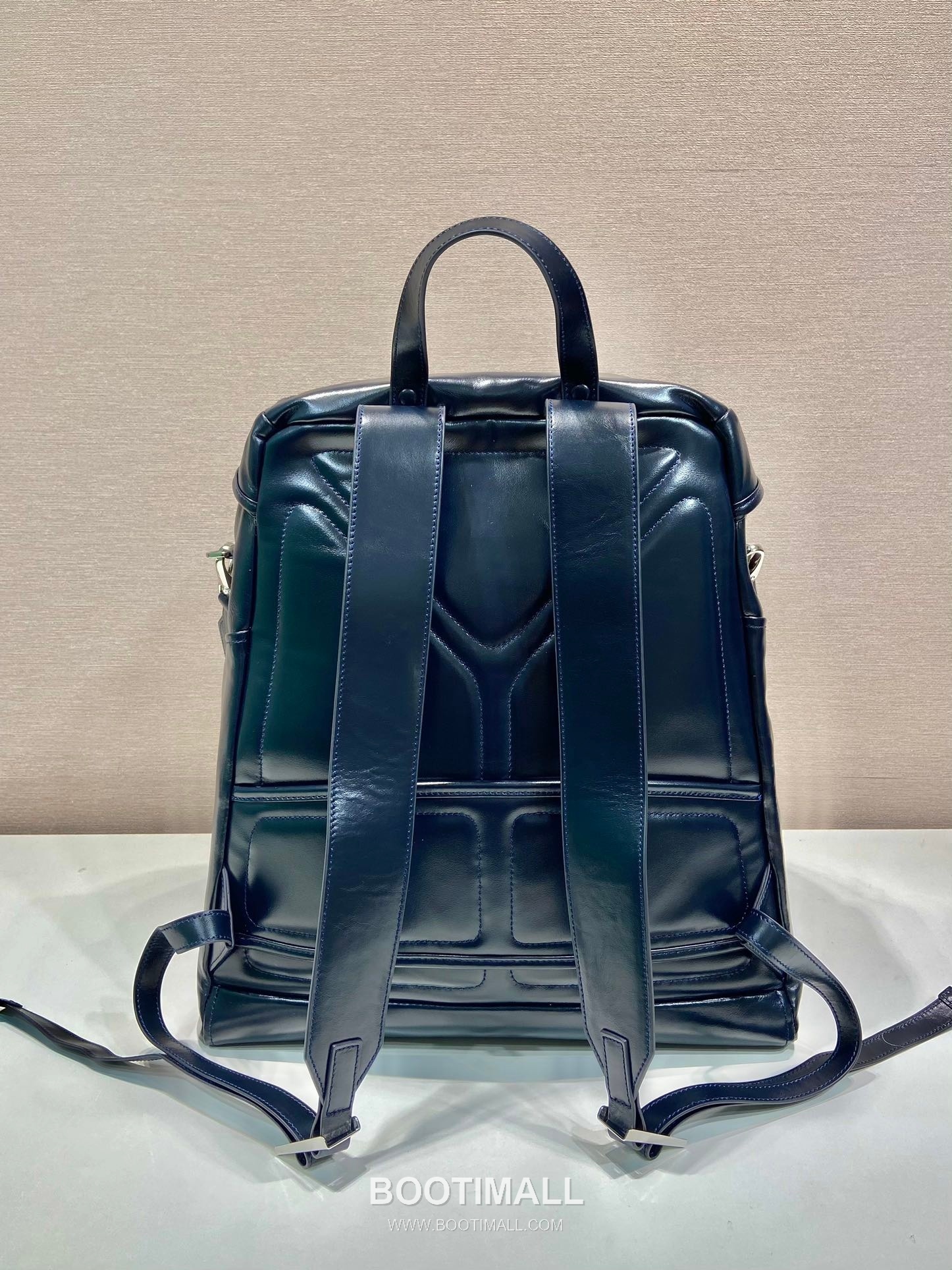 Prada Oiled Calfskin Backpack with Flap Buckle Pocket Detail 프라다 오일드 카프스킨 플랩 버클 포켓 백팩 2VZ108 38cm 4
