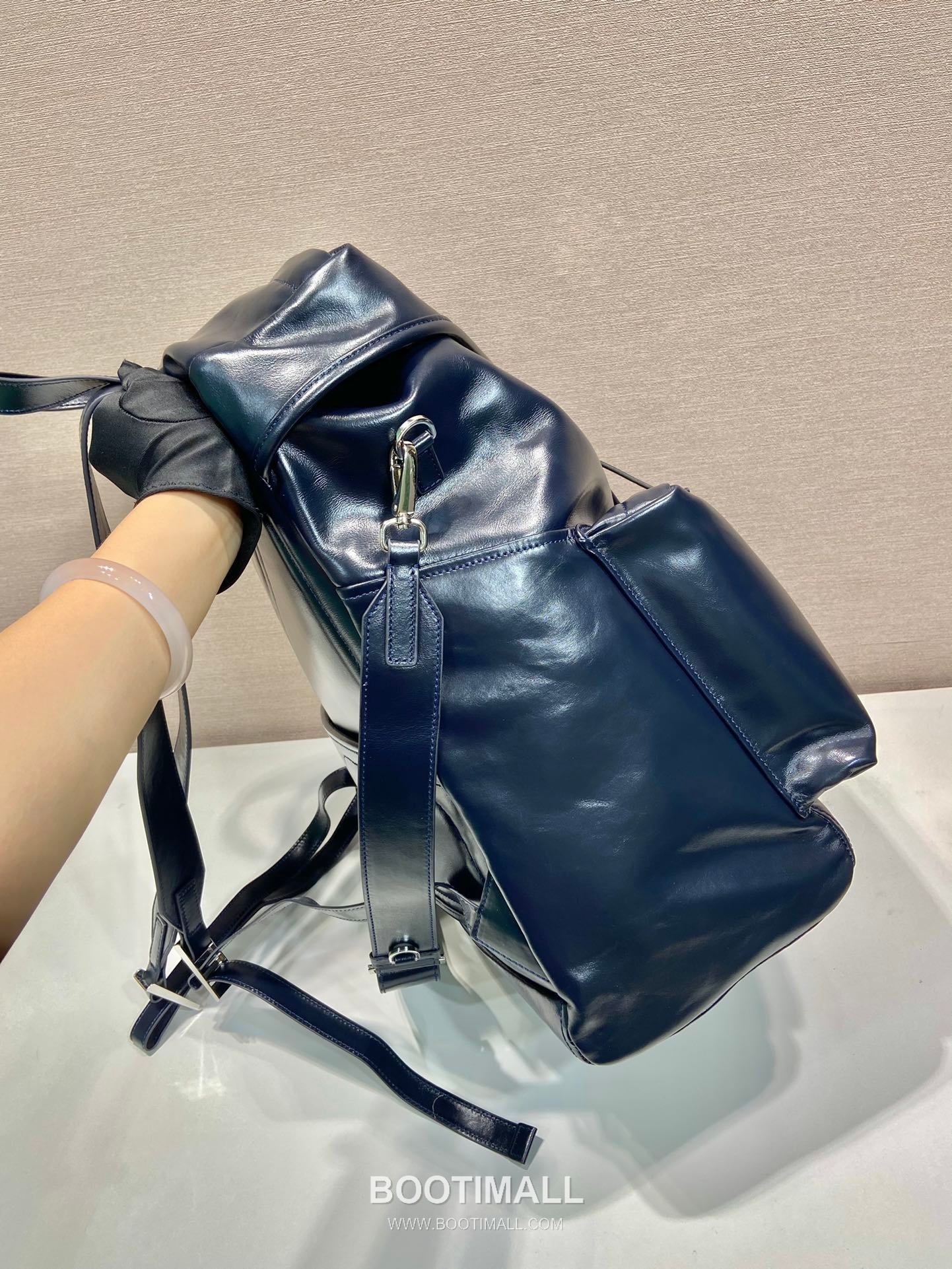 Prada Oiled Calfskin Backpack with Flap Buckle Pocket Detail 프라다 오일드 카프스킨 플랩 버클 포켓 백팩 2VZ108 38cm 5