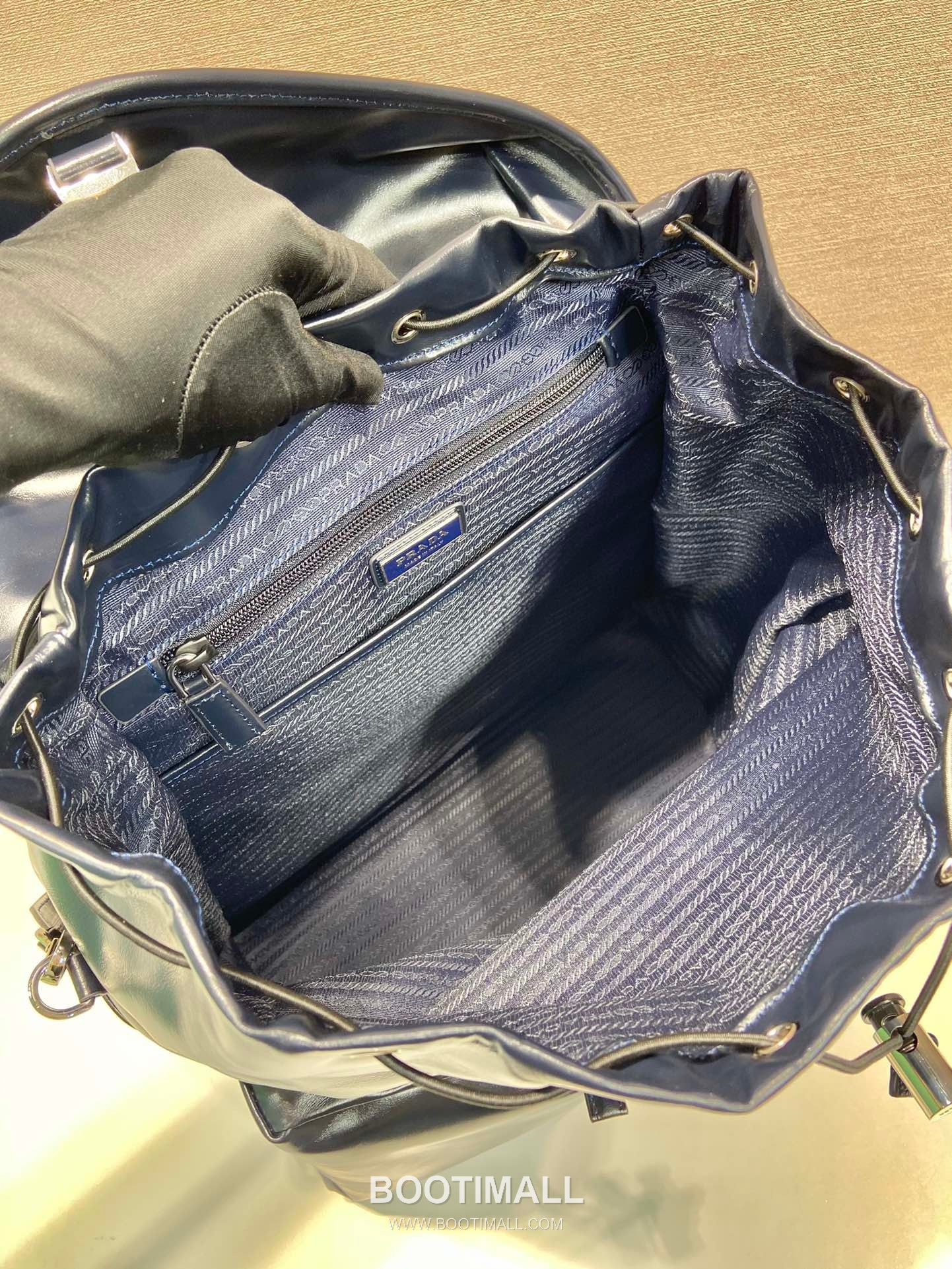Prada Oiled Calfskin Backpack with Flap Buckle Pocket Detail 프라다 오일드 카프스킨 플랩 버클 포켓 백팩 2VZ108 38cm 8