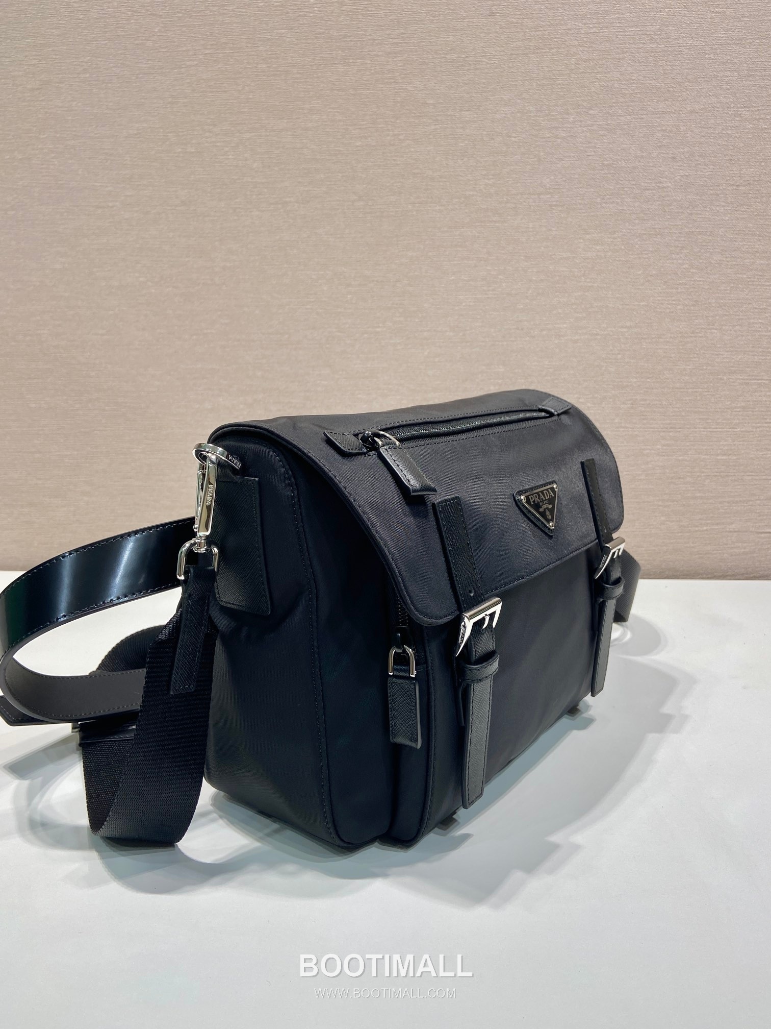 Prada Nylon Calfskin Crossbody Bag with Detachable Belt Multi Pocket Detail 프라다 나일론 카프스킨 탈부착 벨트 멀티포켓 크로스백 2VD071 27cm 2