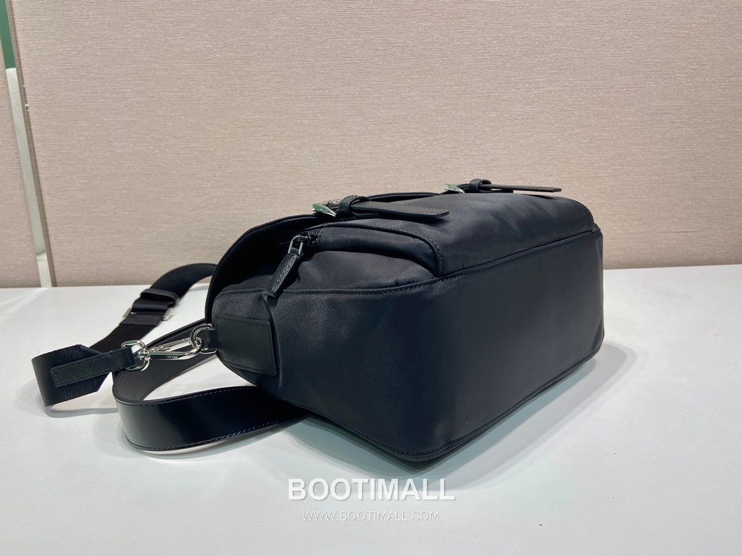 Prada Nylon Calfskin Crossbody Bag with Detachable Belt Multi Pocket Detail 프라다 나일론 카프스킨 탈부착 벨트 멀티포켓 크로스백 2VD071 27cm 5