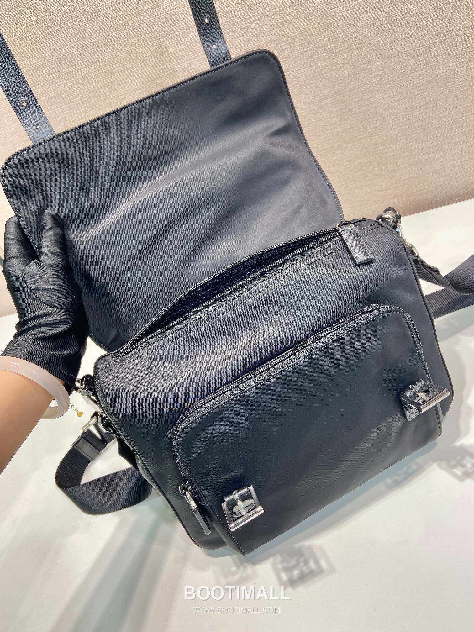 Prada Nylon Calfskin Crossbody Bag with Detachable Belt Multi Pocket Detail 프라다 나일론 카프스킨 탈부착 벨트 멀티포켓 크로스백 2VD071 27cm 7