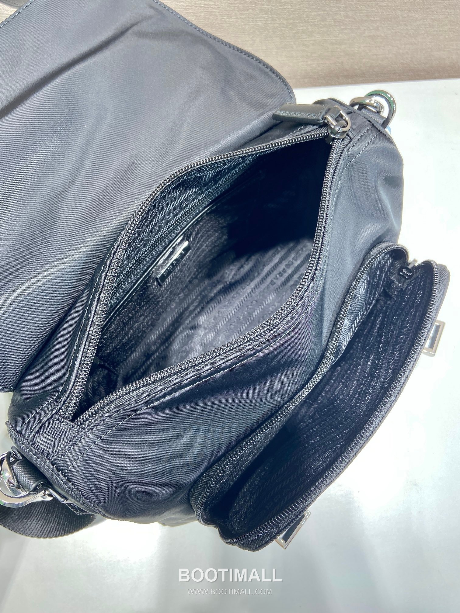 Prada Nylon Calfskin Crossbody Bag with Detachable Belt Multi Pocket Detail 프라다 나일론 카프스킨 탈부착 벨트 멀티포켓 크로스백 2VD071 27cm 8