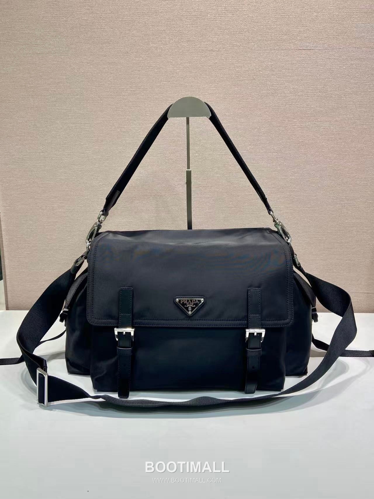 Prada Explore Re-Nylon Leather Travel Bag with Flap Multi Pocket Detail 프라다 익스플로어 리나일론 레더 플랩 멀티포켓 더플 토트백 2VD082A-1 42cm 1