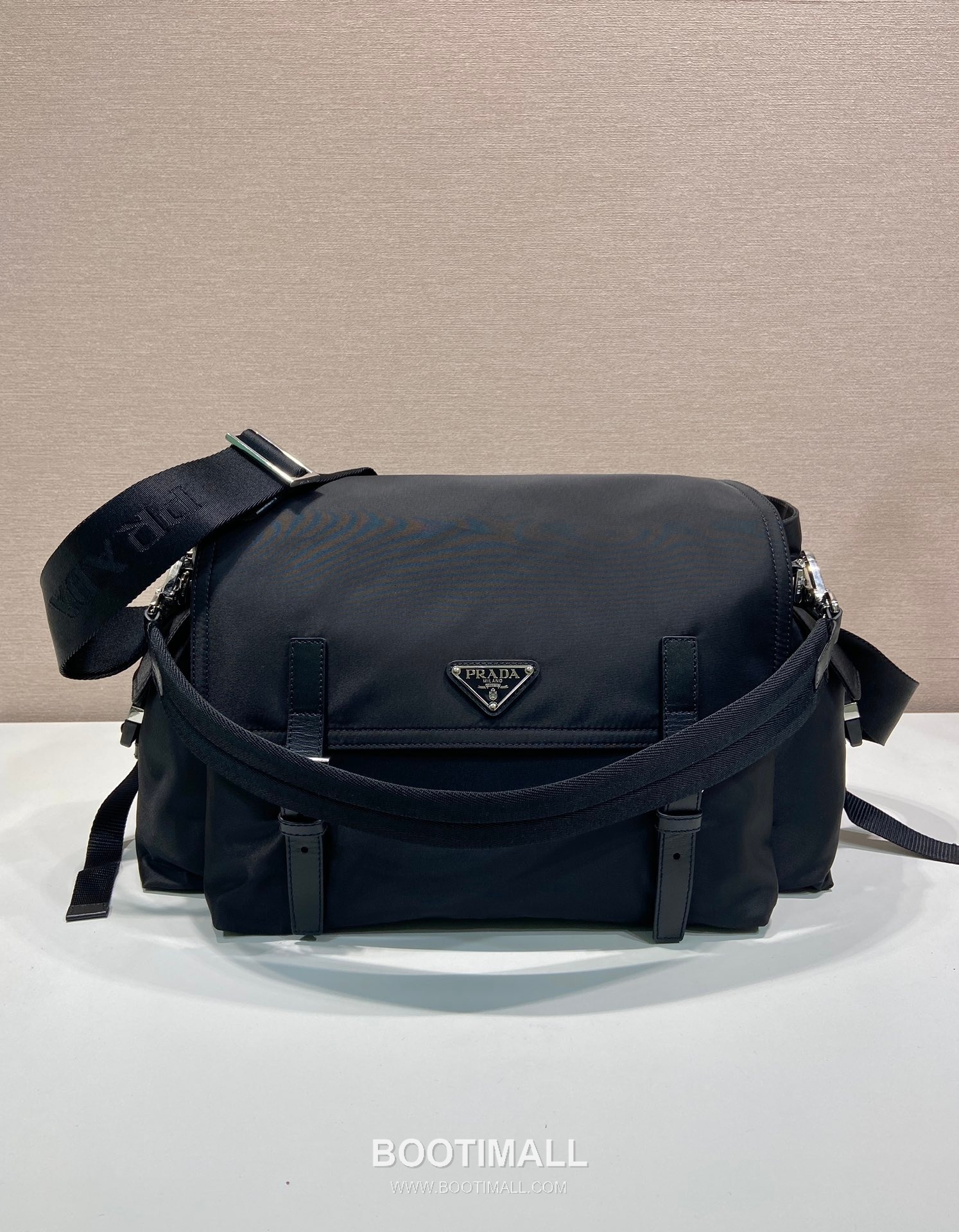 Prada Explore Re-Nylon Leather Travel Bag with Flap Multi Pocket Detail 프라다 익스플로어 리나일론 레더 플랩 멀티포켓 더플 토트백 2VD082A-1 42cm 3