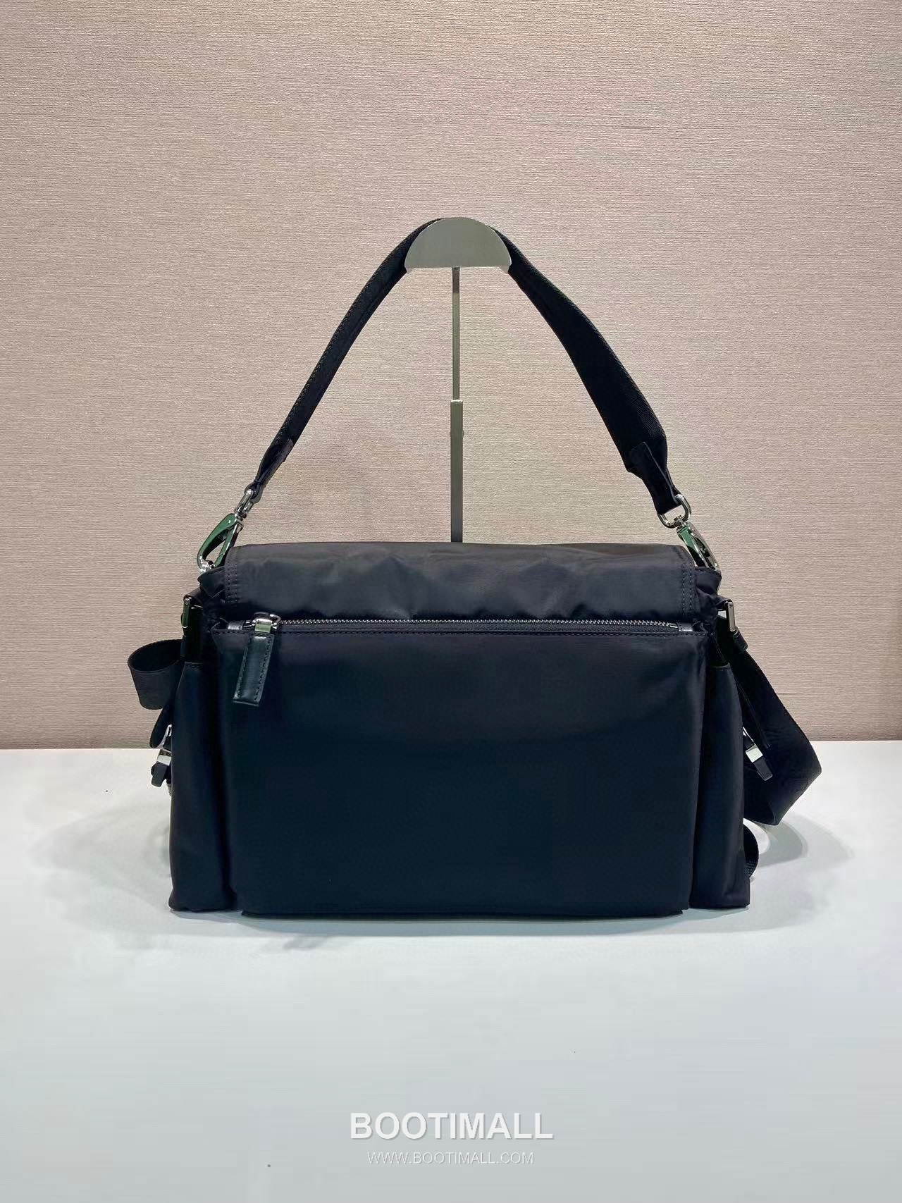 Prada Explore Re-Nylon Leather Travel Bag with Flap Multi Pocket Detail 프라다 익스플로어 리나일론 레더 플랩 멀티포켓 더플 토트백 2VD082A-1 42cm 4