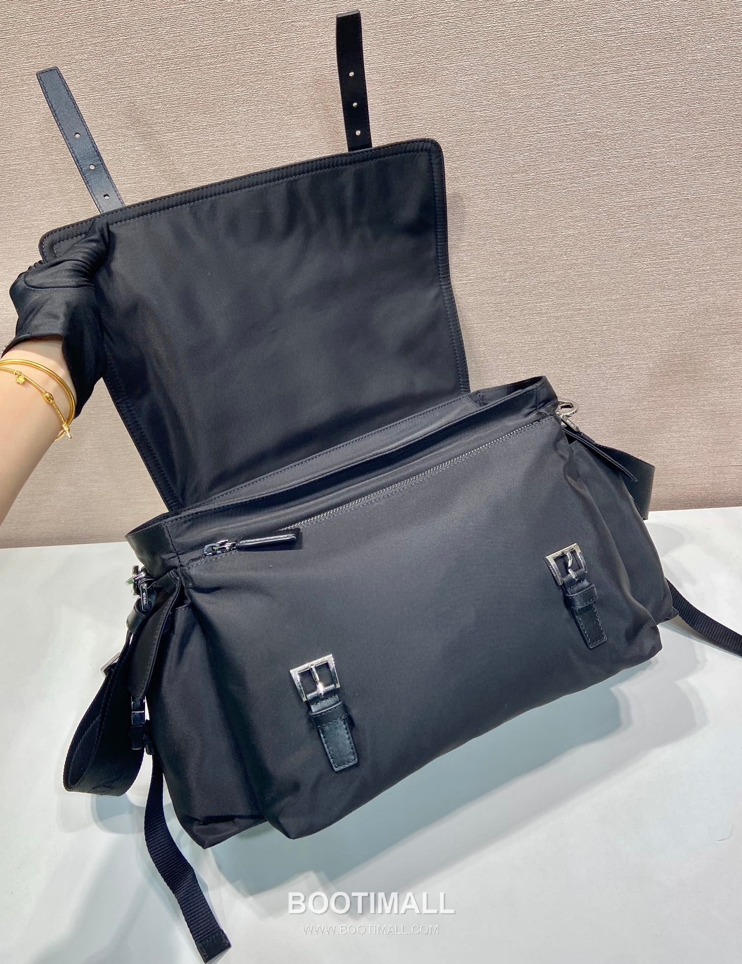 Prada Explore Re-Nylon Leather Travel Bag with Flap Multi Pocket Detail 프라다 익스플로어 리나일론 레더 플랩 멀티포켓 더플 토트백 2VD082A-1 42cm 5