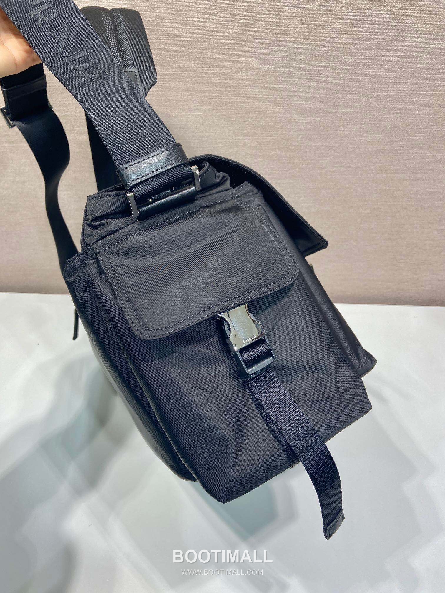 Prada Explore Re-Nylon Leather Travel Bag with Flap Multi Pocket Detail 프라다 익스플로어 리나일론 레더 플랩 멀티포켓 더플 토트백 2VD082A-1 42cm 6