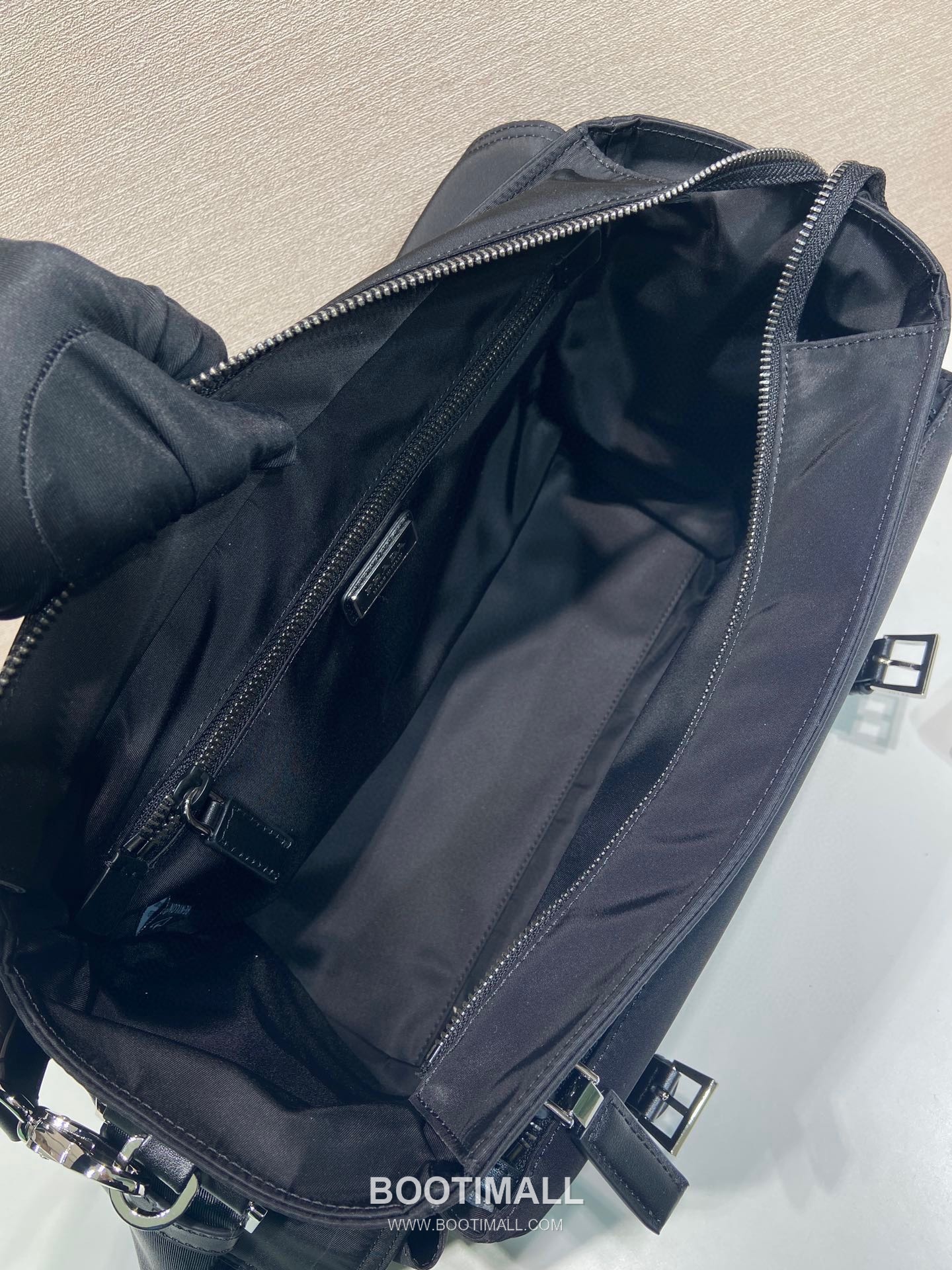 Prada Explore Re-Nylon Leather Travel Bag with Flap Multi Pocket Detail 프라다 익스플로어 리나일론 레더 플랩 멀티포켓 더플 토트백 2VD082A-1 42cm 8