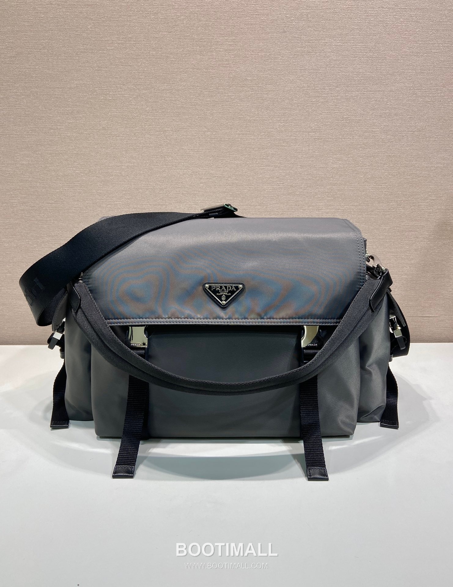Prada Explore Re-Nylon Leather Travel Bag with Flap Multi Pocket Detail 프라다 익스플로어 리나일론 레더 플랩 멀티포켓 더플 토트백 2VD082 42cm 2