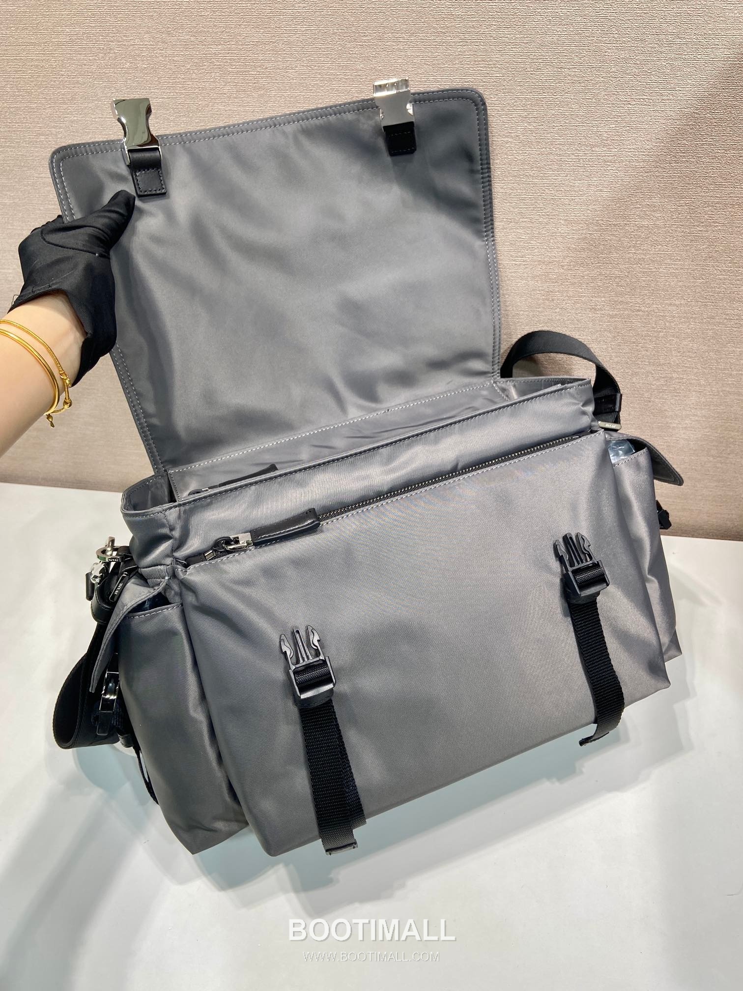 Prada Explore Re-Nylon Leather Travel Bag with Flap Multi Pocket Detail 프라다 익스플로어 리나일론 레더 플랩 멀티포켓 더플 토트백 2VD082 42cm 7