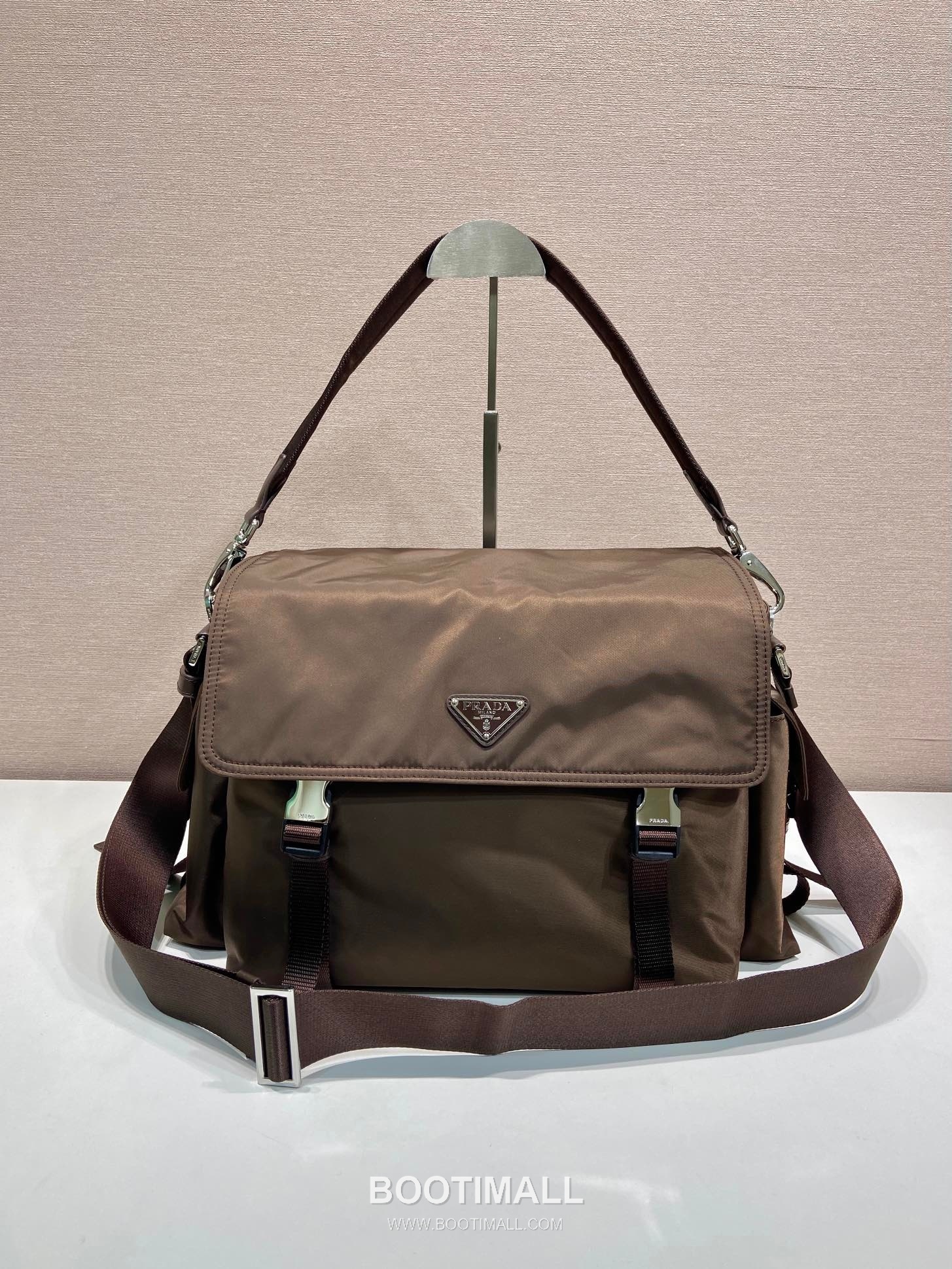 Prada Explore Re-Nylon Leather Travel Bag with Flap Multi Pocket Detail 프라다 익스플로어 리나일론 레더 플랩 멀티포켓 더플 토트백 2VD082 42cm 1