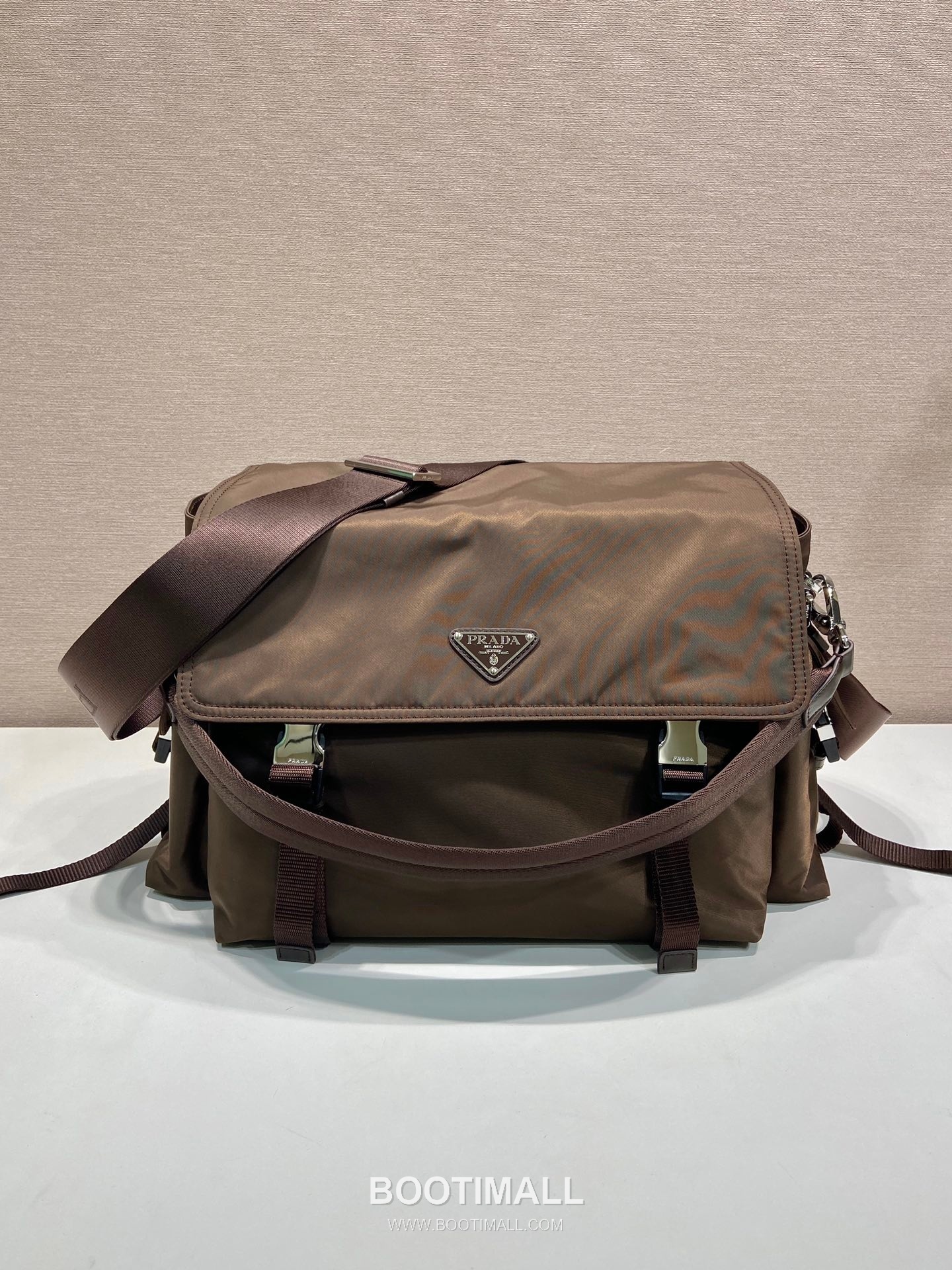 Prada Explore Re-Nylon Leather Travel Bag with Flap Multi Pocket Detail 프라다 익스플로어 리나일론 레더 플랩 멀티포켓 더플 토트백 2VD082 42cm 2