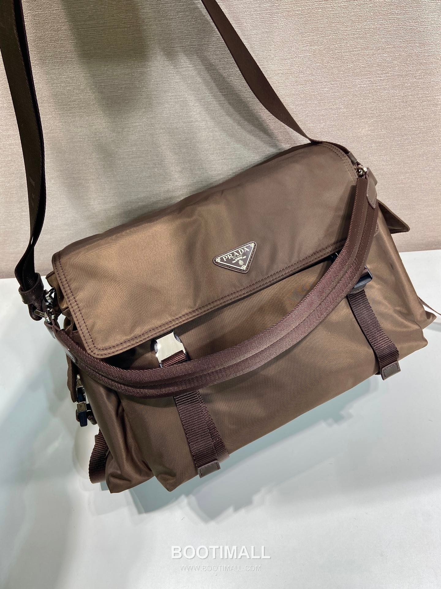 Prada Explore Re-Nylon Leather Travel Bag with Flap Multi Pocket Detail 프라다 익스플로어 리나일론 레더 플랩 멀티포켓 더플 토트백 2VD082 42cm 3