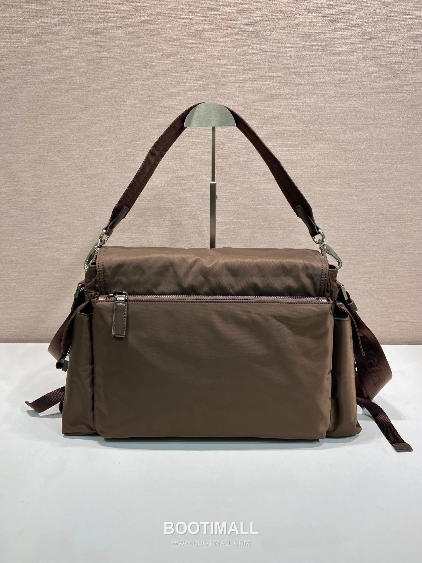 Prada Explore Re-Nylon Leather Travel Bag with Flap Multi Pocket Detail 프라다 익스플로어 리나일론 레더 플랩 멀티포켓 더플 토트백 2VD082 42cm 4