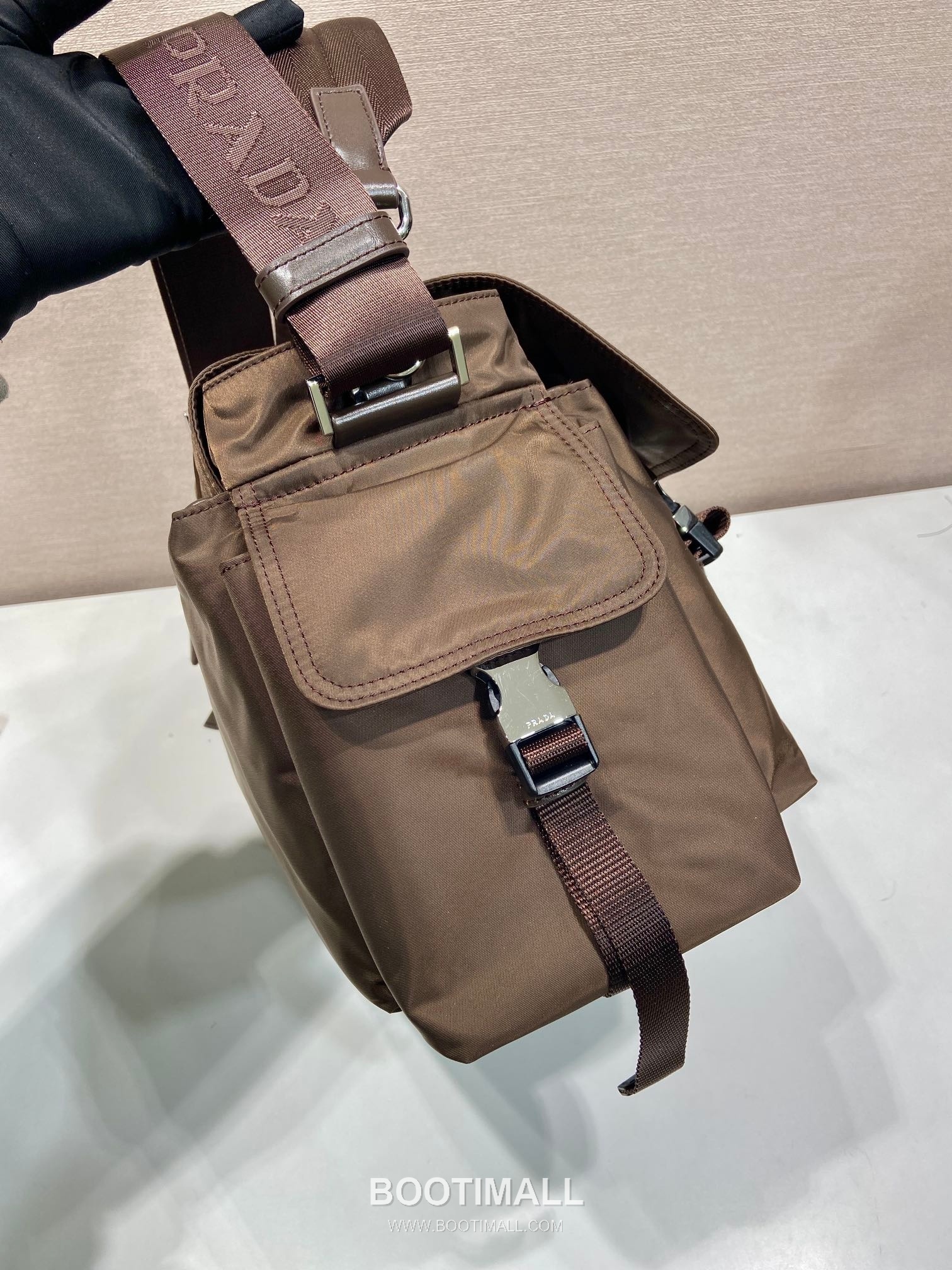 Prada Explore Re-Nylon Leather Travel Bag with Flap Multi Pocket Detail 프라다 익스플로어 리나일론 레더 플랩 멀티포켓 더플 토트백 2VD082 42cm 5