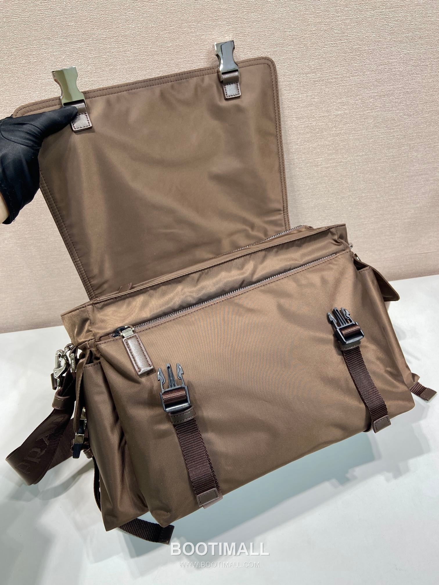 Prada Explore Re-Nylon Leather Travel Bag with Flap Multi Pocket Detail 프라다 익스플로어 리나일론 레더 플랩 멀티포켓 더플 토트백 2VD082 42cm 7