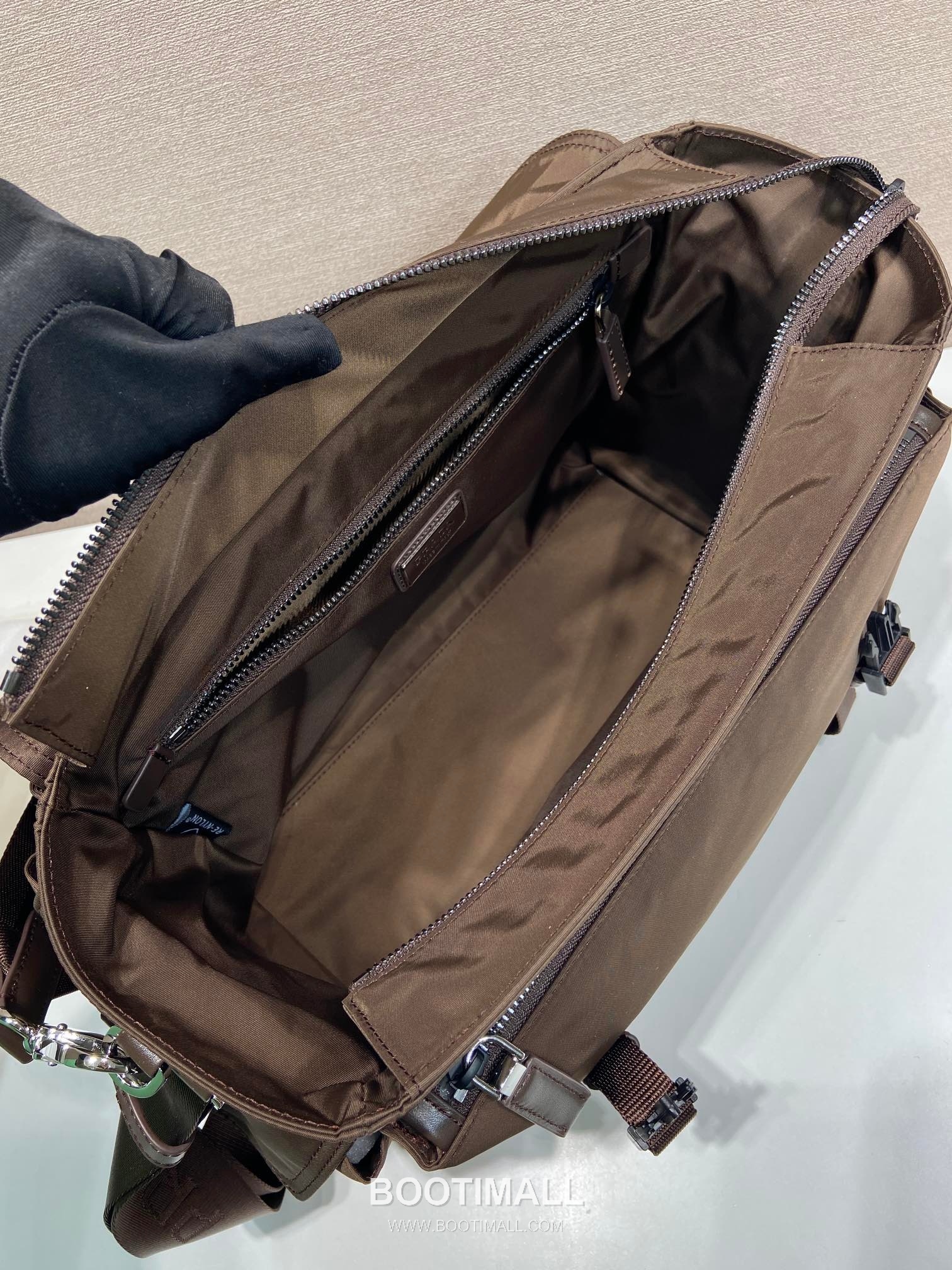 Prada Explore Re-Nylon Leather Travel Bag with Flap Multi Pocket Detail 프라다 익스플로어 리나일론 레더 플랩 멀티포켓 더플 토트백 2VD082 42cm 8