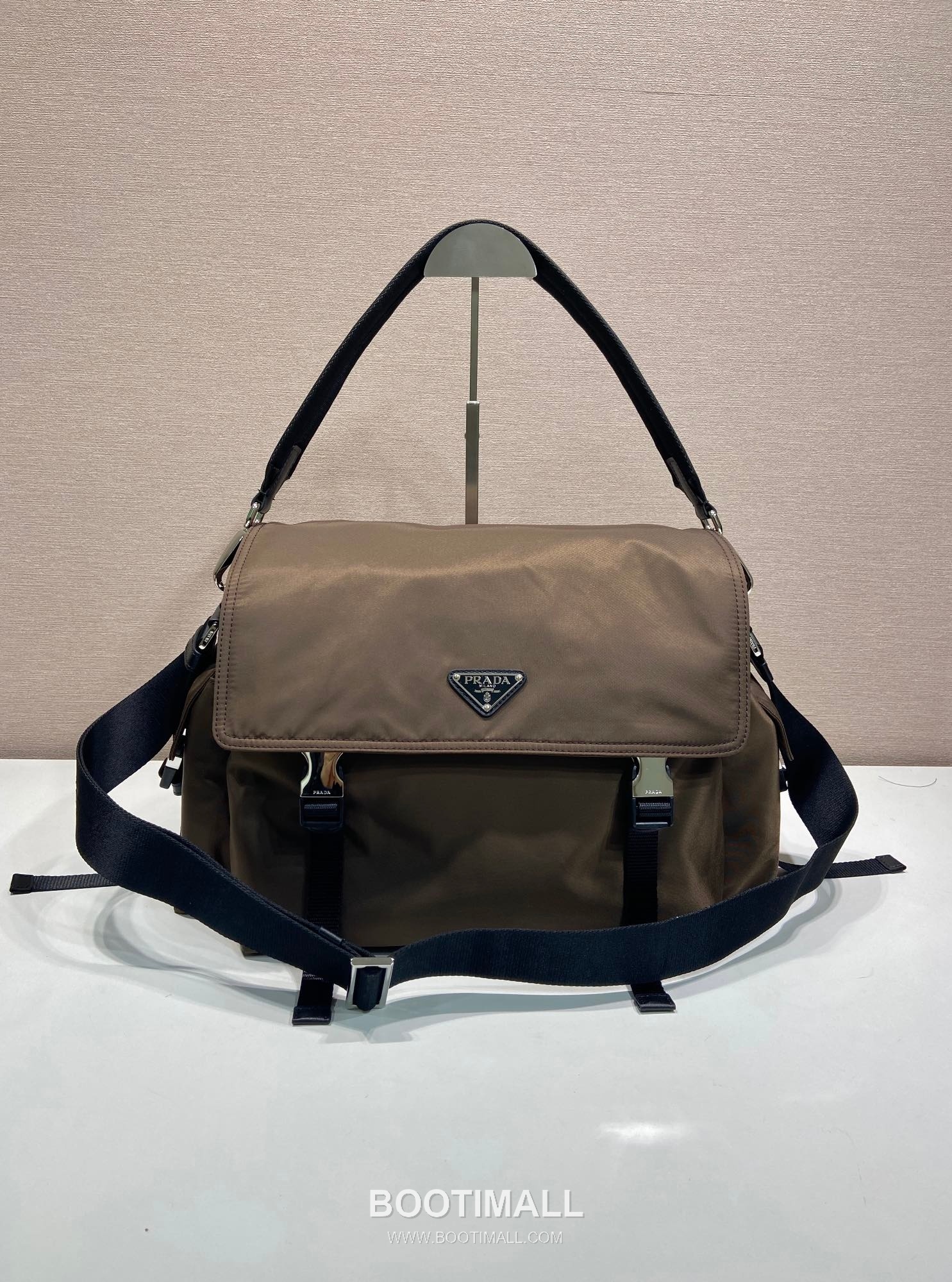 Prada Explore Re-Nylon Leather Travel Bag with Flap Multi Pocket Detail 프라다 익스플로어 리나일론 레더 플랩 멀티포켓 더플 토트백 2VD082 42cm 1