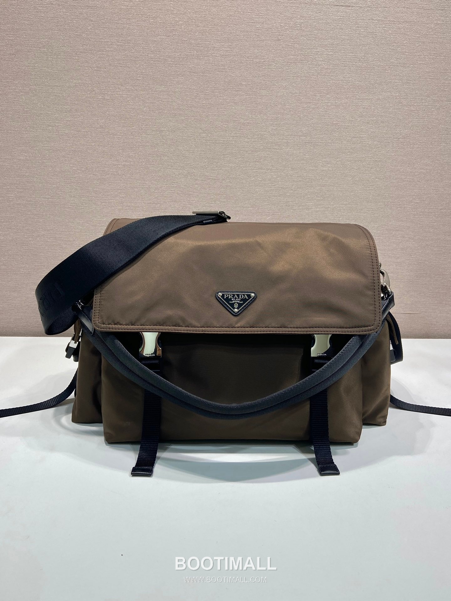 Prada Explore Re-Nylon Leather Travel Bag with Flap Multi Pocket Detail 프라다 익스플로어 리나일론 레더 플랩 멀티포켓 더플 토트백 2VD082 42cm 2