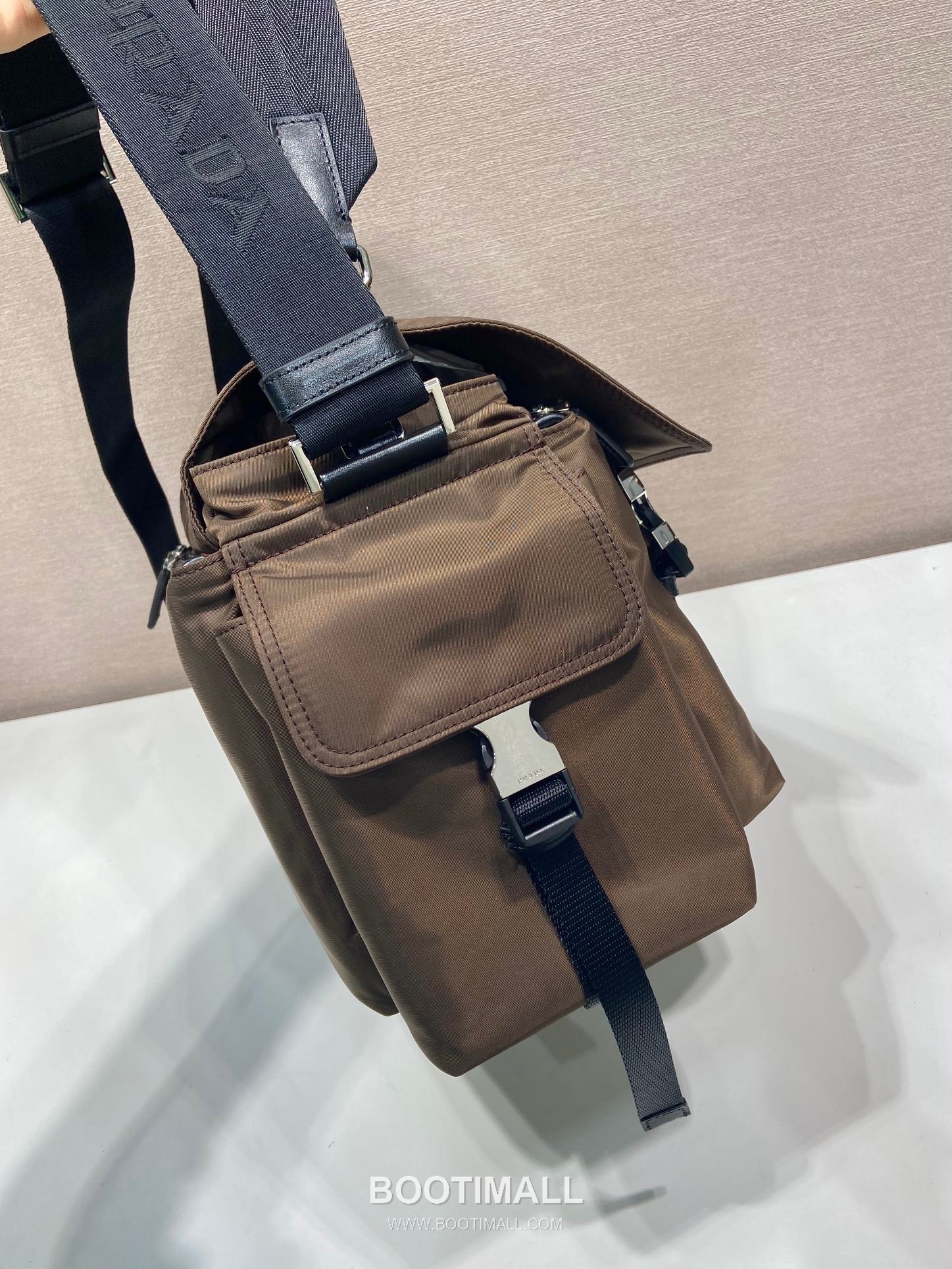 Prada Explore Re-Nylon Leather Travel Bag with Flap Multi Pocket Detail 프라다 익스플로어 리나일론 레더 플랩 멀티포켓 더플 토트백 2VD082 42cm 5