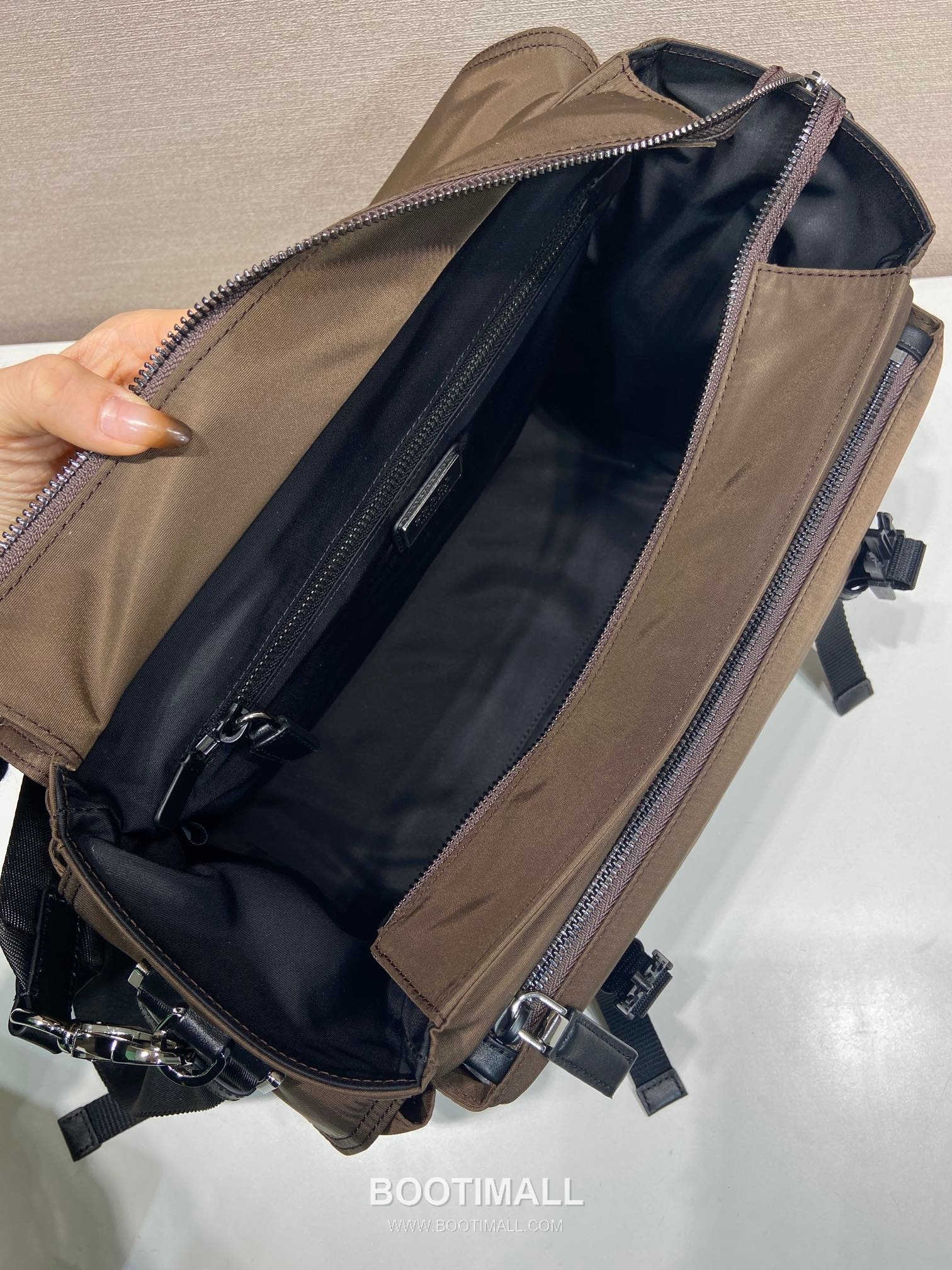 Prada Explore Re-Nylon Leather Travel Bag with Flap Multi Pocket Detail 프라다 익스플로어 리나일론 레더 플랩 멀티포켓 더플 토트백 2VD082 42cm 8