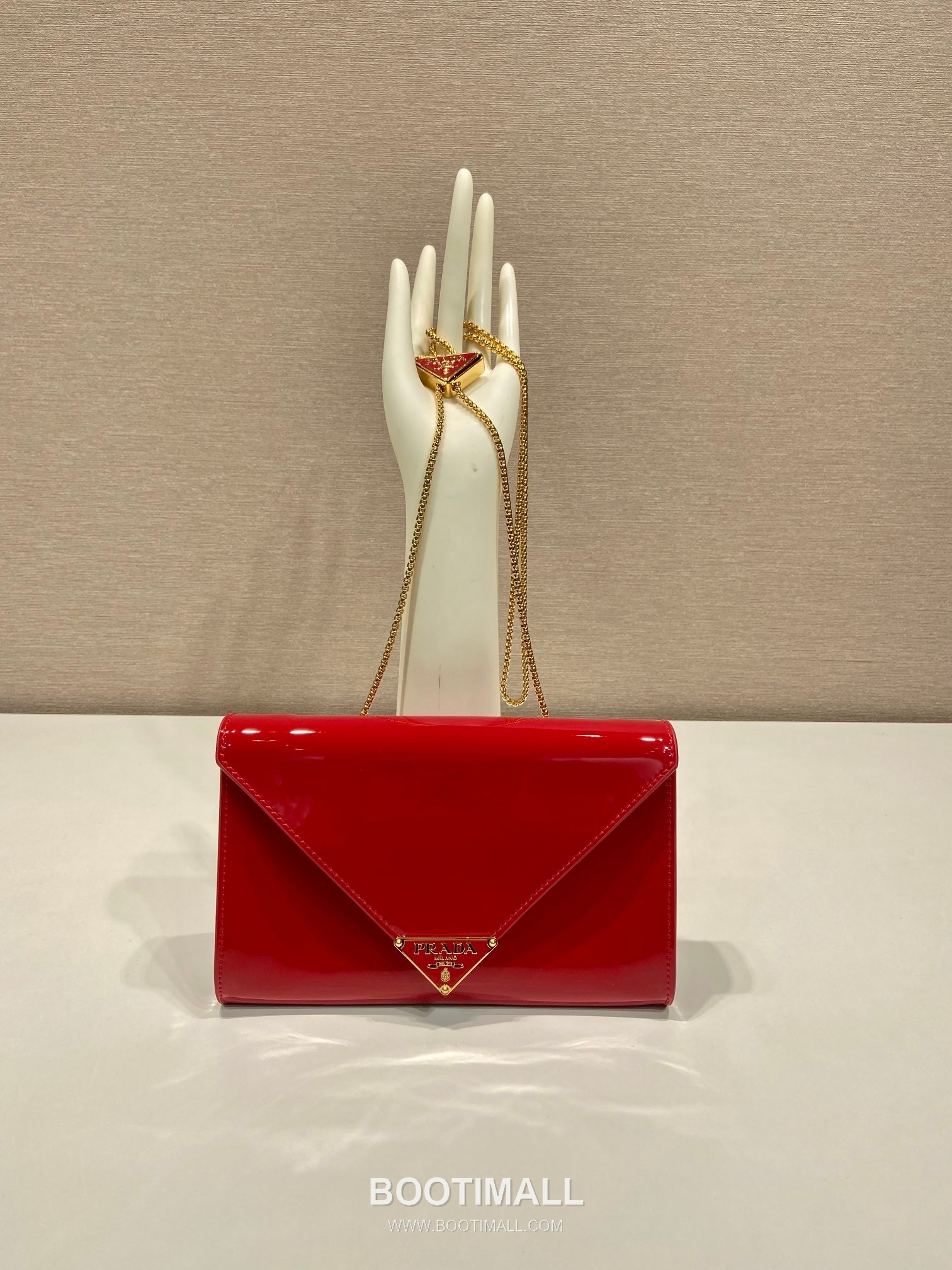 Prada Patent Leather Envelope Clutch Bag with Triangle Logo Chain Strap Detail 프라다 페이턴트 레더 트라이앵글 로고 체인 스트랩 엔벨로프 클러치백 1BP051 20cm 1