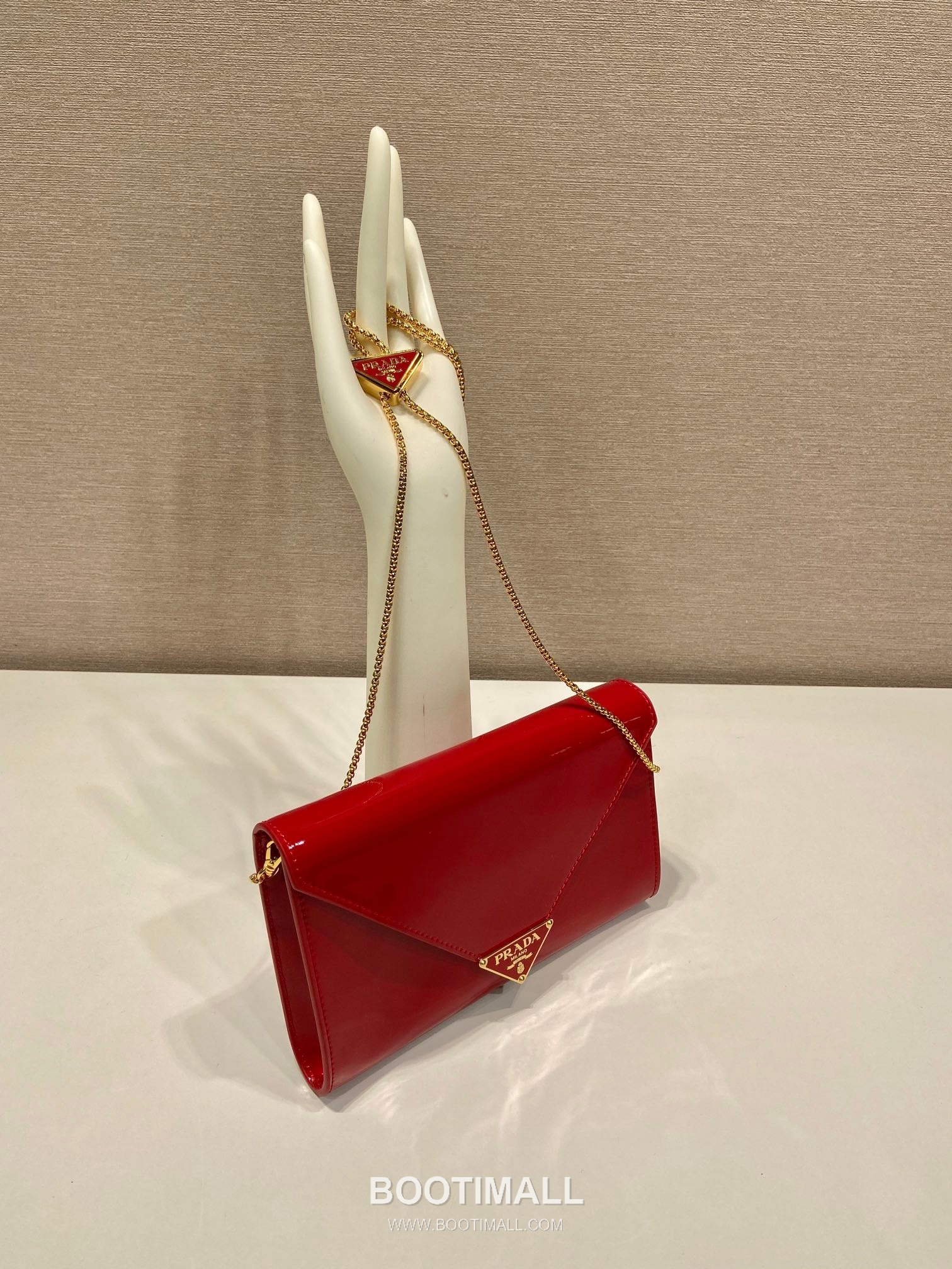 Prada Patent Leather Envelope Clutch Bag with Triangle Logo Chain Strap Detail 프라다 페이턴트 레더 트라이앵글 로고 체인 스트랩 엔벨로프 클러치백 1BP051 20cm 2