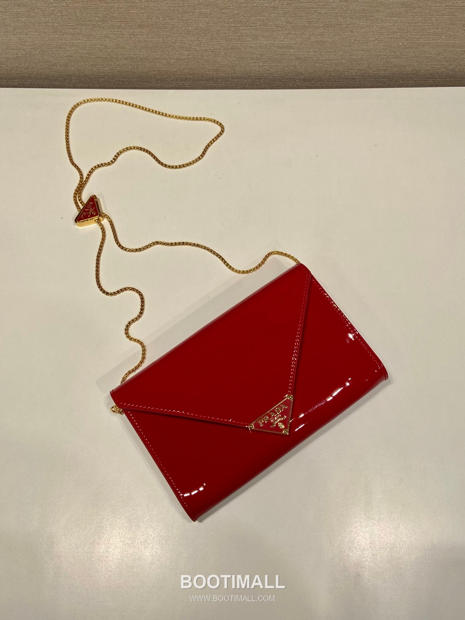Prada Patent Leather Envelope Clutch Bag with Triangle Logo Chain Strap Detail 프라다 페이턴트 레더 트라이앵글 로고 체인 스트랩 엔벨로프 클러치백 1BP051 20cm 3