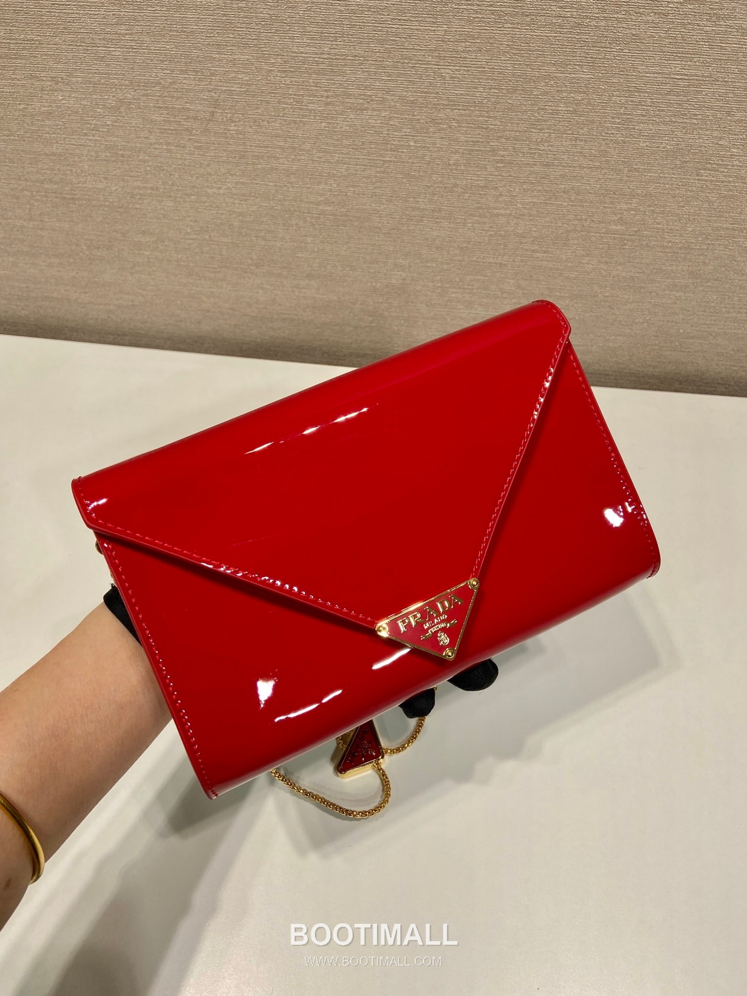 Prada Patent Leather Envelope Clutch Bag with Triangle Logo Chain Strap Detail 프라다 페이턴트 레더 트라이앵글 로고 체인 스트랩 엔벨로프 클러치백 1BP051 20cm 4