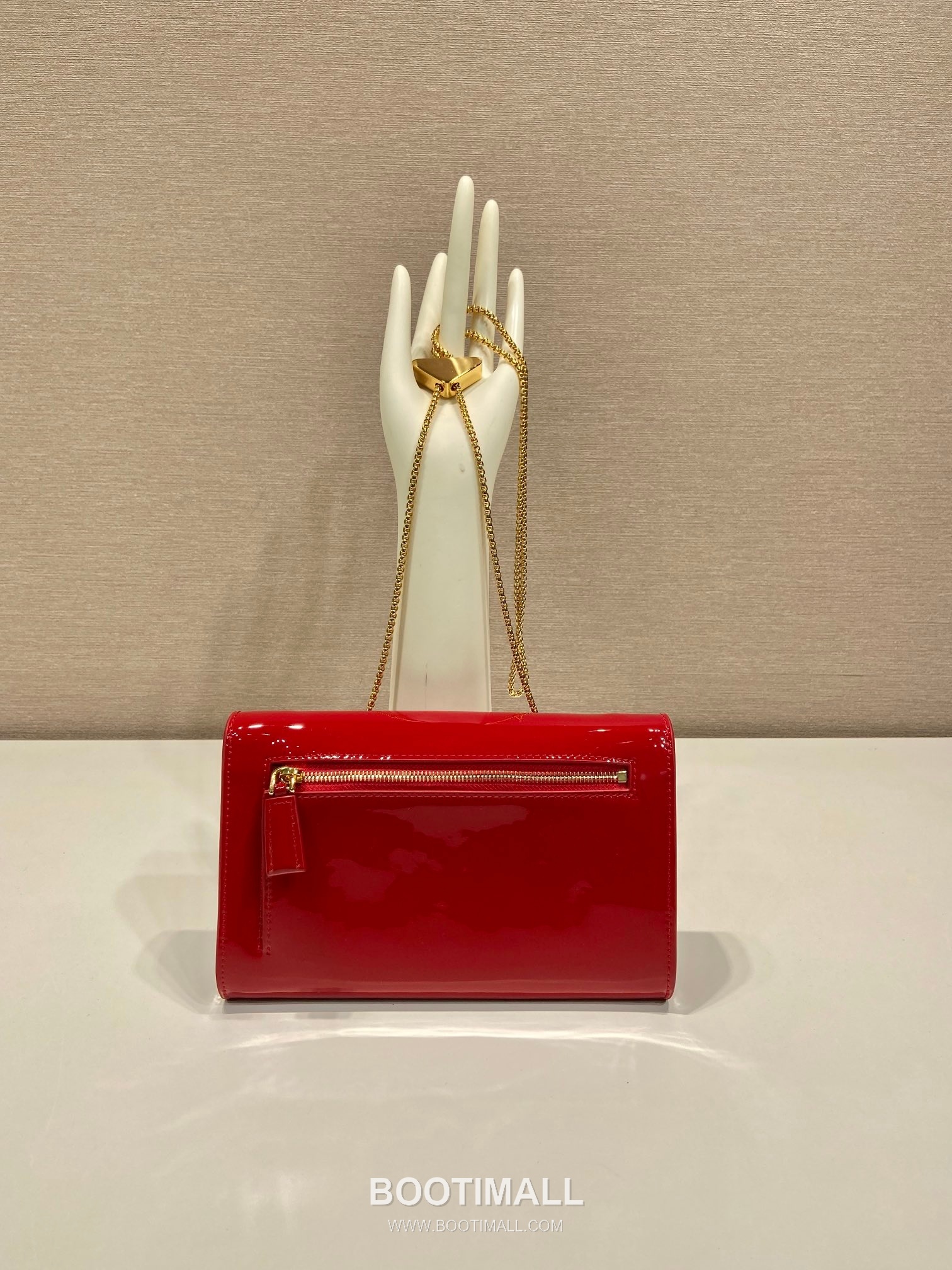 Prada Patent Leather Envelope Clutch Bag with Triangle Logo Chain Strap Detail 프라다 페이턴트 레더 트라이앵글 로고 체인 스트랩 엔벨로프 클러치백 1BP051 20cm 5