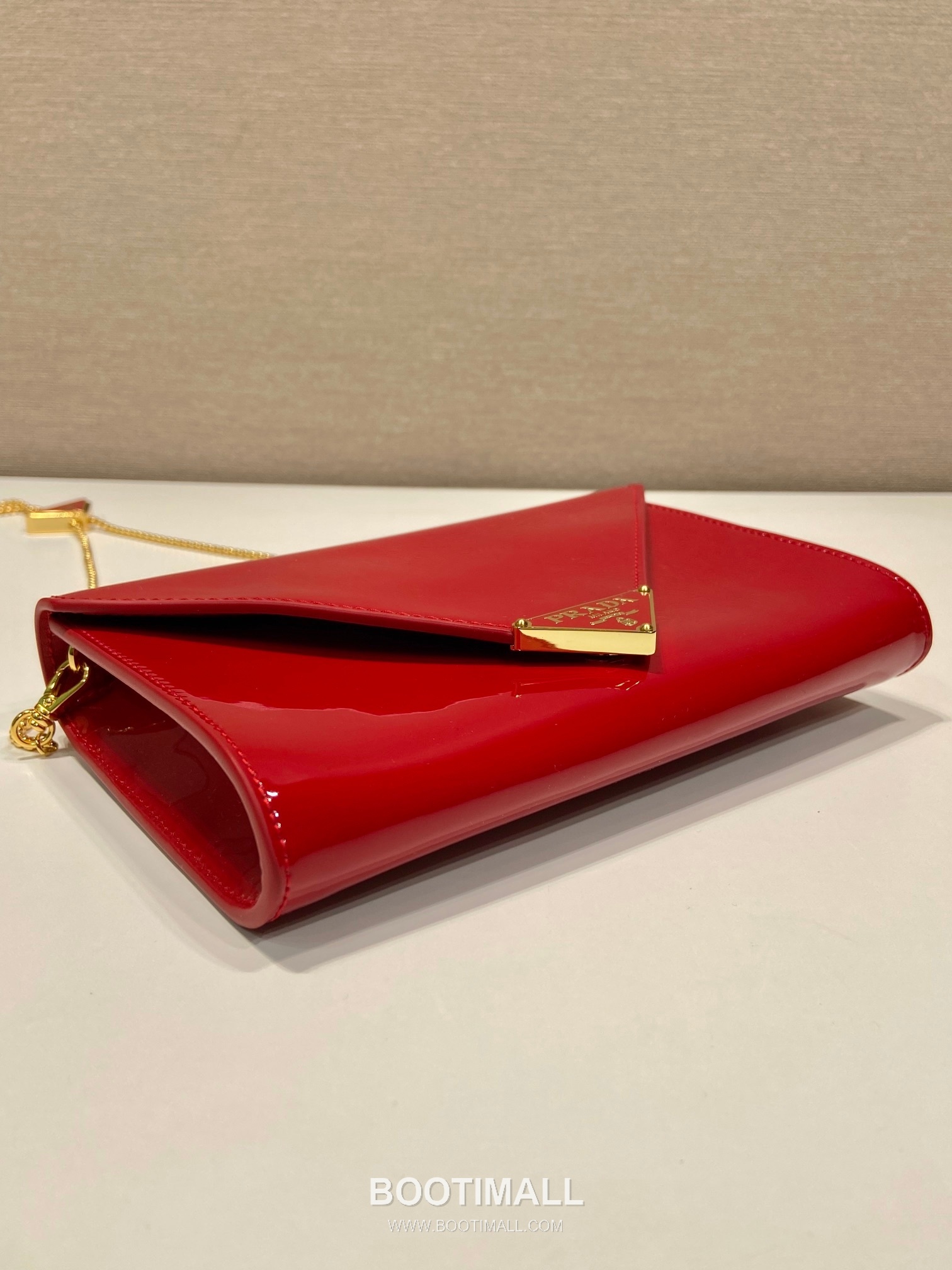 Prada Patent Leather Envelope Clutch Bag with Triangle Logo Chain Strap Detail 프라다 페이턴트 레더 트라이앵글 로고 체인 스트랩 엔벨로프 클러치백 1BP051 20cm 6