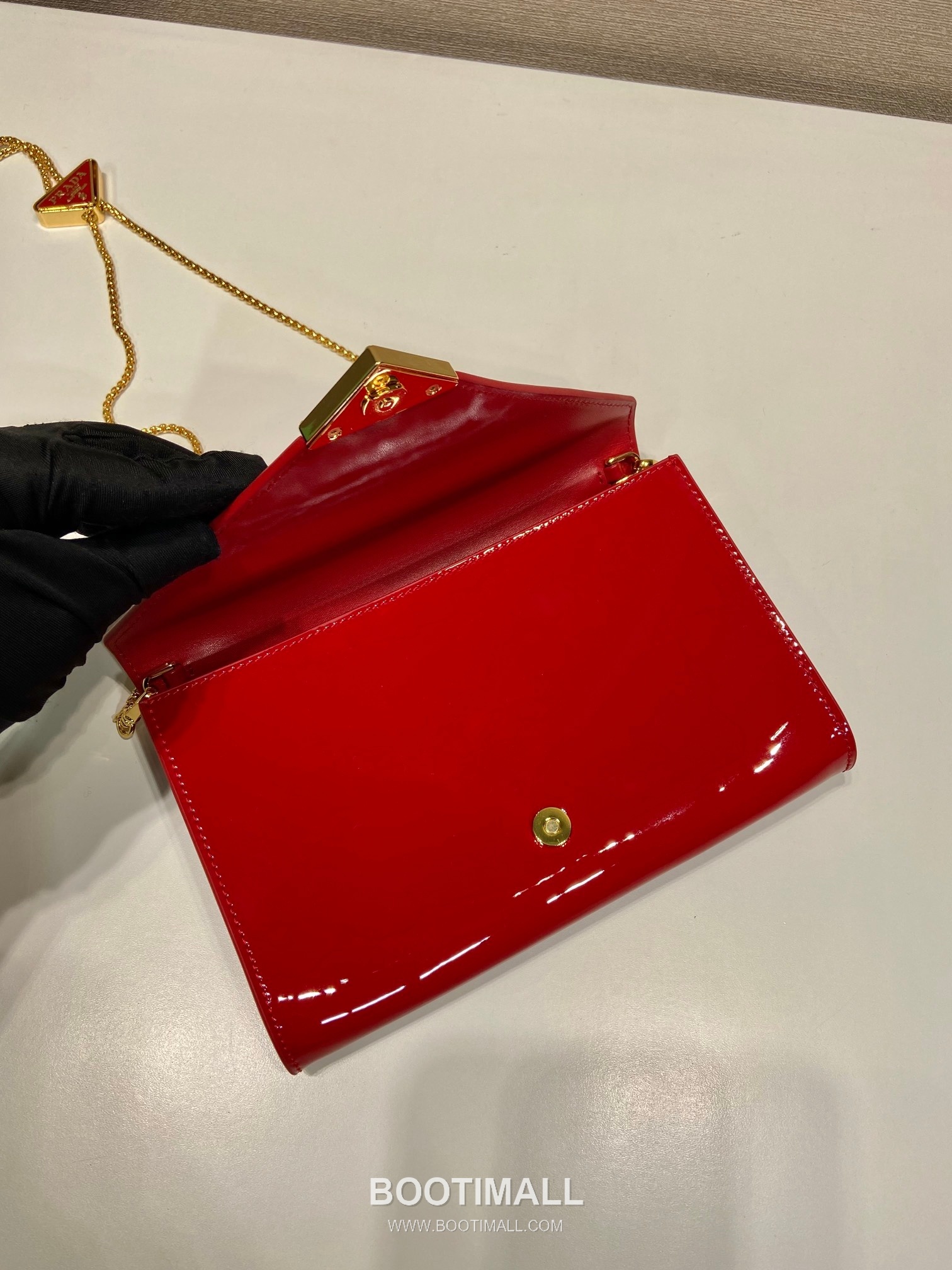 Prada Patent Leather Envelope Clutch Bag with Triangle Logo Chain Strap Detail 프라다 페이턴트 레더 트라이앵글 로고 체인 스트랩 엔벨로프 클러치백 1BP051 20cm 7